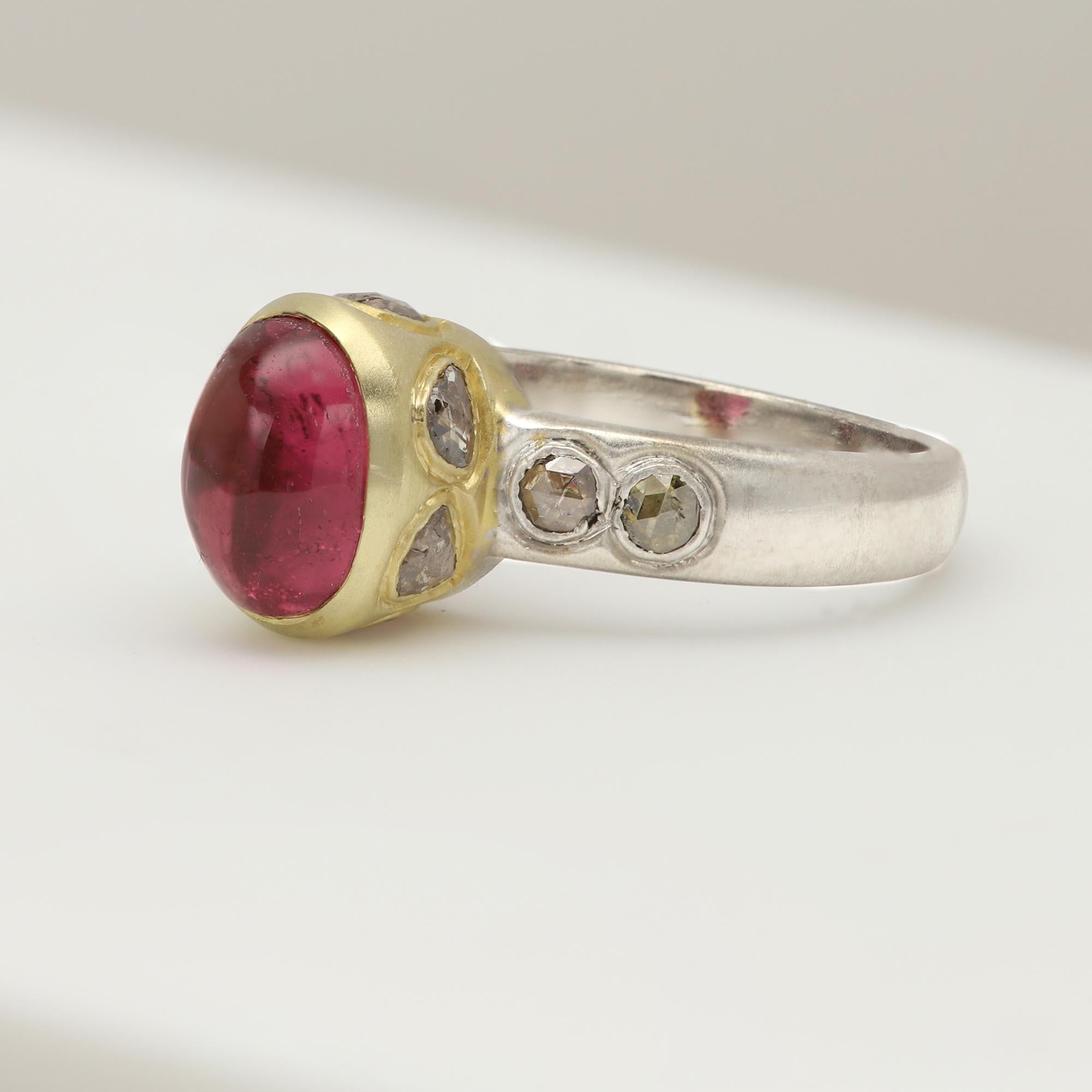 Vintage Tourmaline Gold Ring Natural Pink Gemstone cabochon 18 Karat two tone For Sale 4