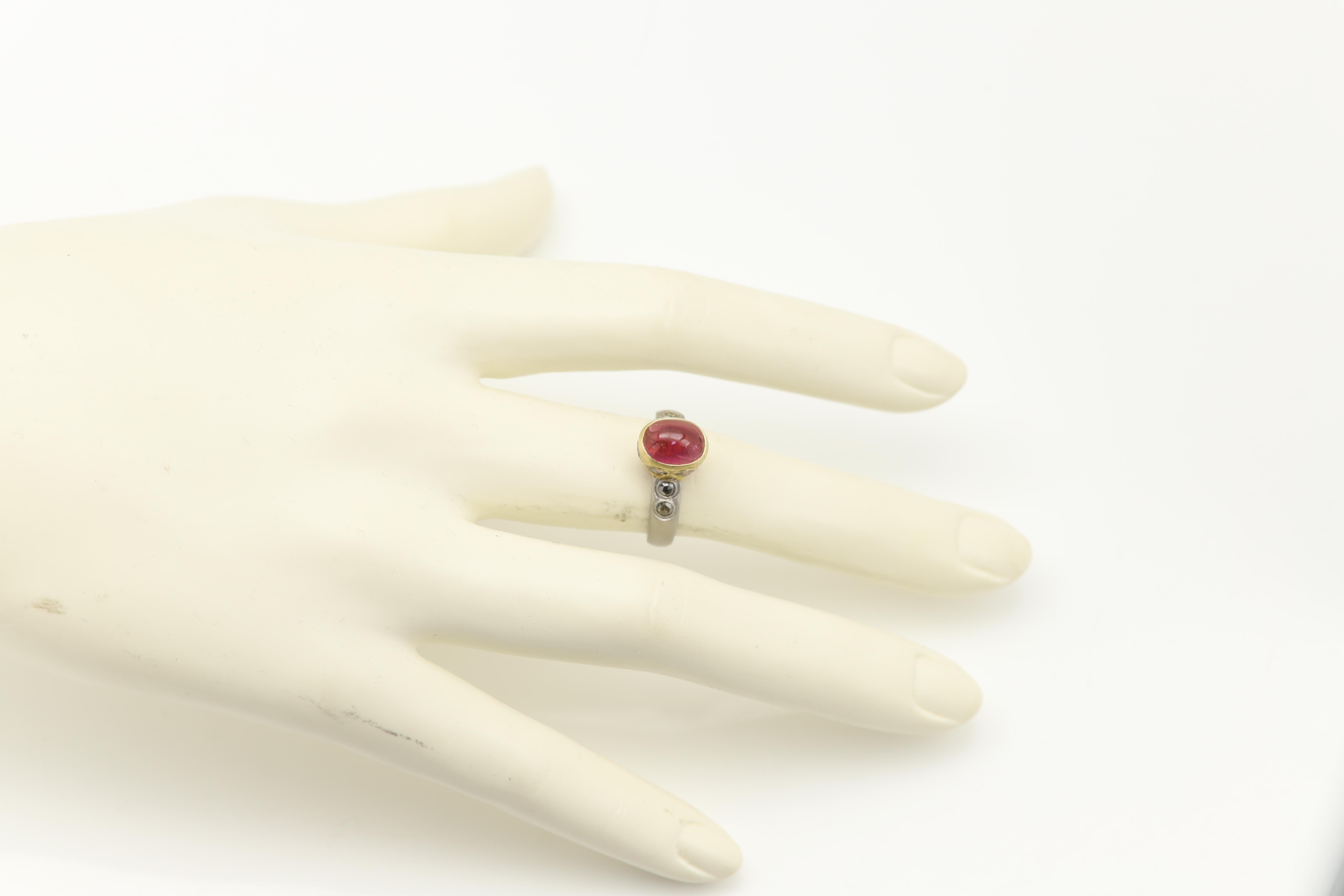 Vintage Tourmaline Gold Ring Natural Pink Gemstone cabochon 18 Karat two tone For Sale 2