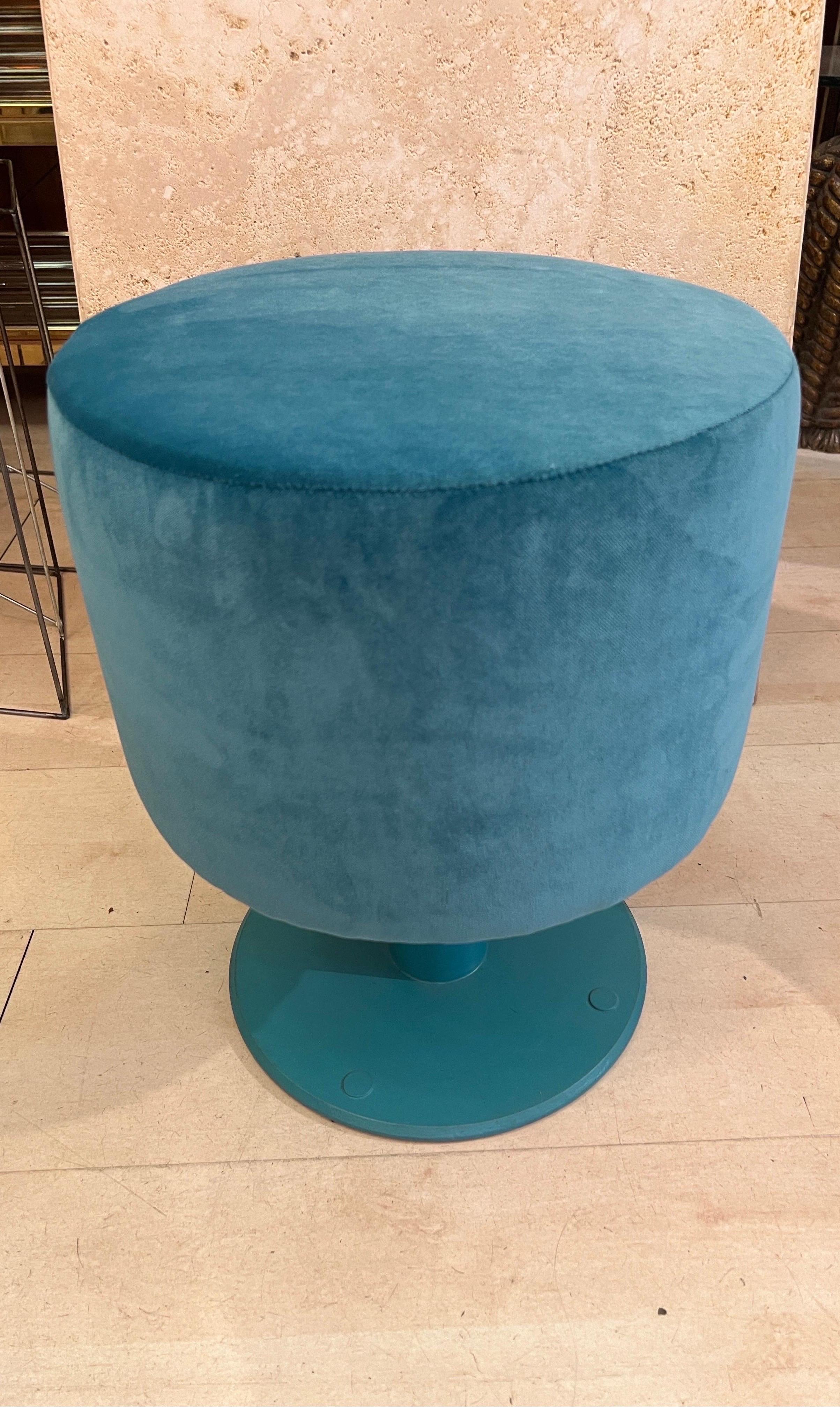 Pouf vintage in velluto turchese appena rivestito. Il metallo è laccato e abbinato al velluto.
Proviene da una nave in disuso, infatti c'erano dei fori nella base di metallo per ancorare il pouf al pavimento.
