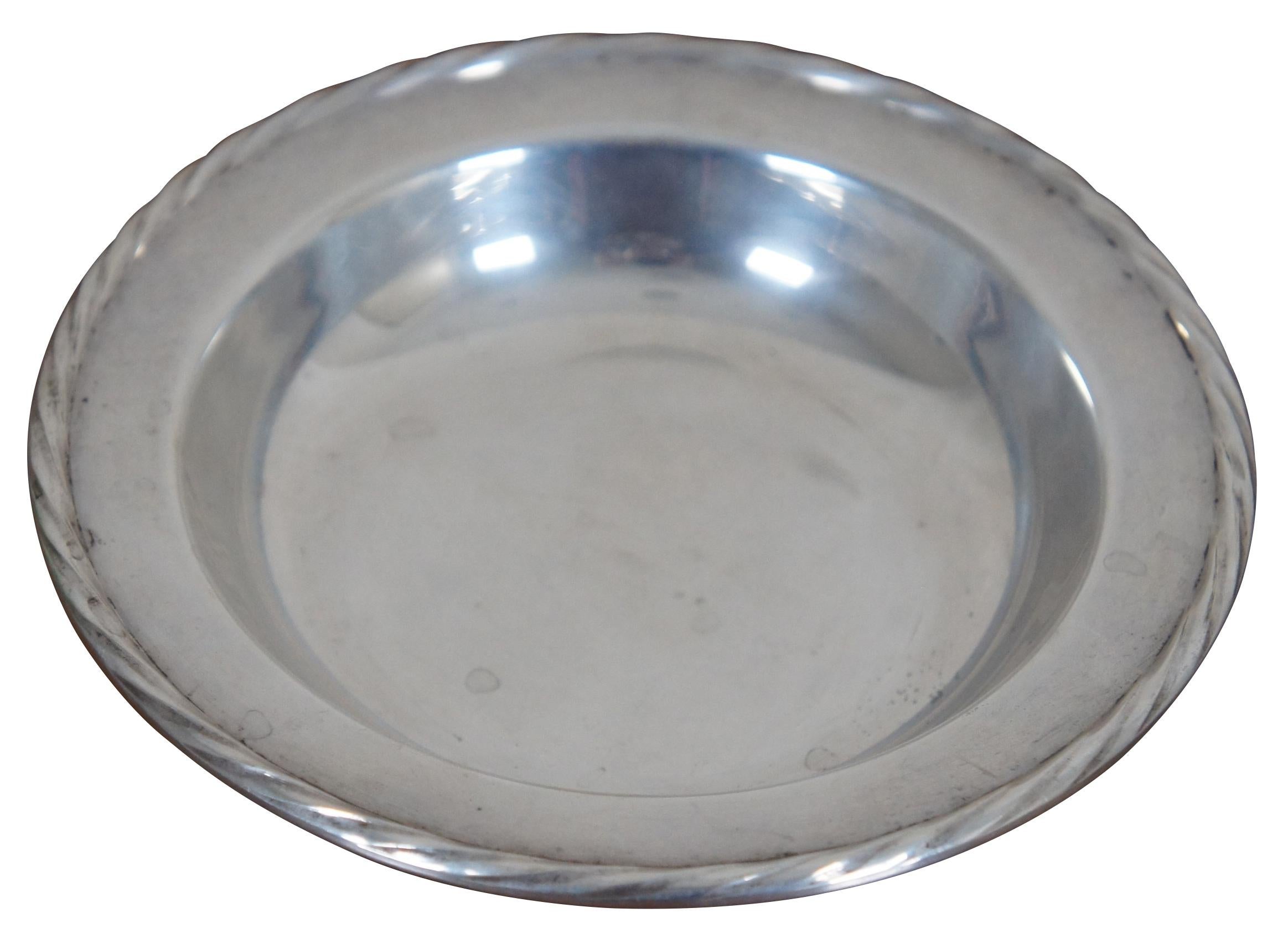Vintage Towle sterling silver round candy dish with the Flute pattern edge. “Newburyport, Massachusetts - Active 1882-present. Large manufacturer, full line of sterling flatware and holloware. Lion T trademark was first used c. 1890.”

Measures: