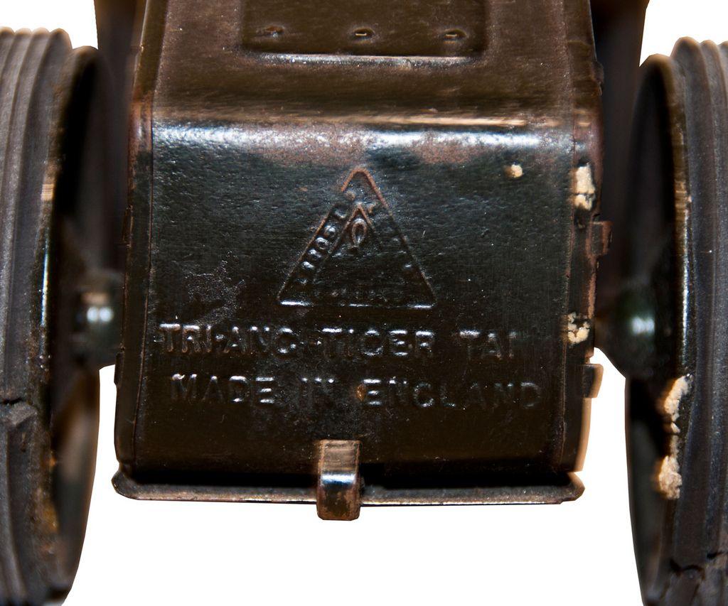 Oldtimer Spielzeugauto:: Militär Aufziehpanzer Tri-Ang Tiger:: Lines Bros Ltd:: 1930er Jahre (20. Jahrhundert) im Angebot