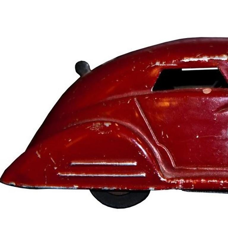 Dieses aufziehbare rote Auto ist ein altes Spielzeug eines unbekannten Herstellers, wahrscheinlich ein Modell aus den 1920er-1930er Jahren.

Originalschlüssel nicht enthalten. Oberfläche leicht verkratzt.
Der Mechanismus funktioniert