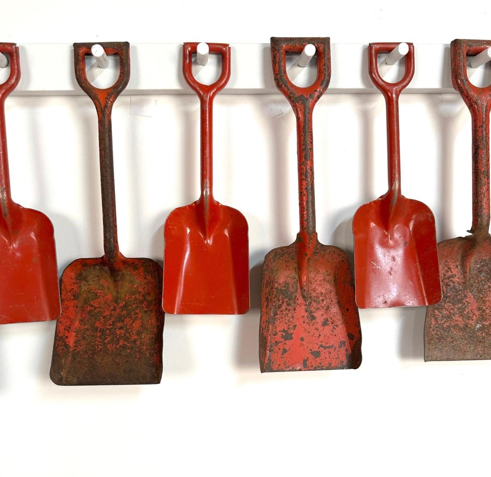 Vintage-Spielzeug-Kinder- Strandschaukel-Schaukelspielzeug, maßgefertigt montiert (Metall) im Angebot