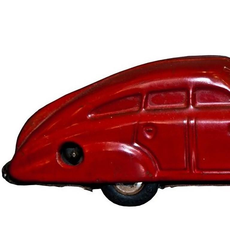 Dieses Schuco 1750 Auto ist ein aufziehbares mechanisches Spielzeugauto, das zwischen 1938 und 1960 in Deutschland hergestellt wurde.

Funktionierendes Uhrwerk, nicht originale Räder.
Originalschlüssel nicht enthalten.
Sehr guter