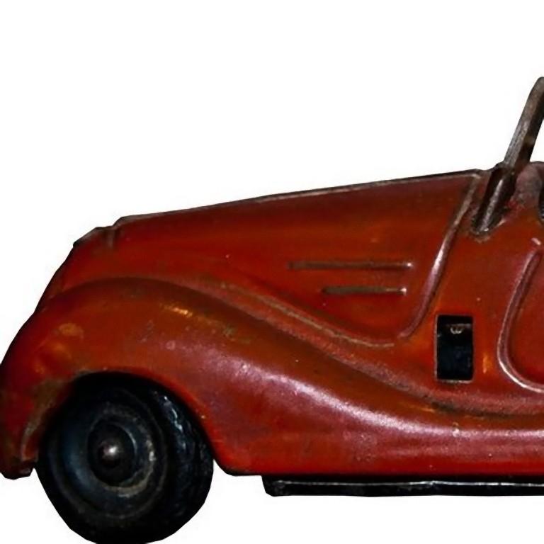This Schuco Examico 4001 car is a wind up mechanical toy car, made between 1950s/60s. 

Working stick shift and reverse.
Vintage toy made in tinplate and plastic. 
Lighthly scratched surface, slow clockwork.
Not perfect conditions.

This