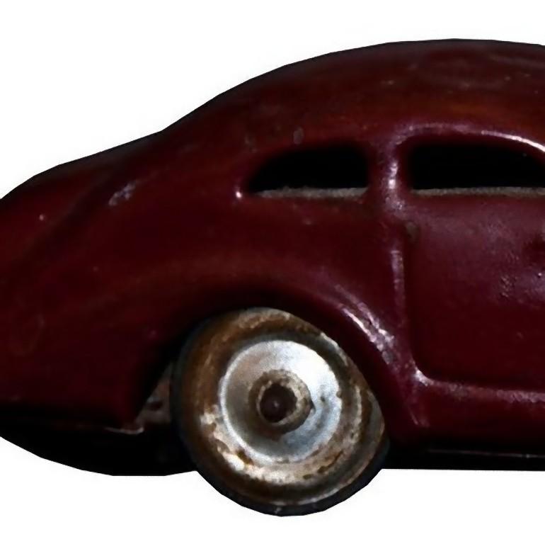 Questa automobile Schuco Patent 1001 è un giocattolo meccanico d'epoca prodotto da Schuco Patent in Germania negli anni Quaranta.

Il modello di auto è prodotto negli Stati Uniti.
Superficie non perfetta e orologio. 
Chiave originale