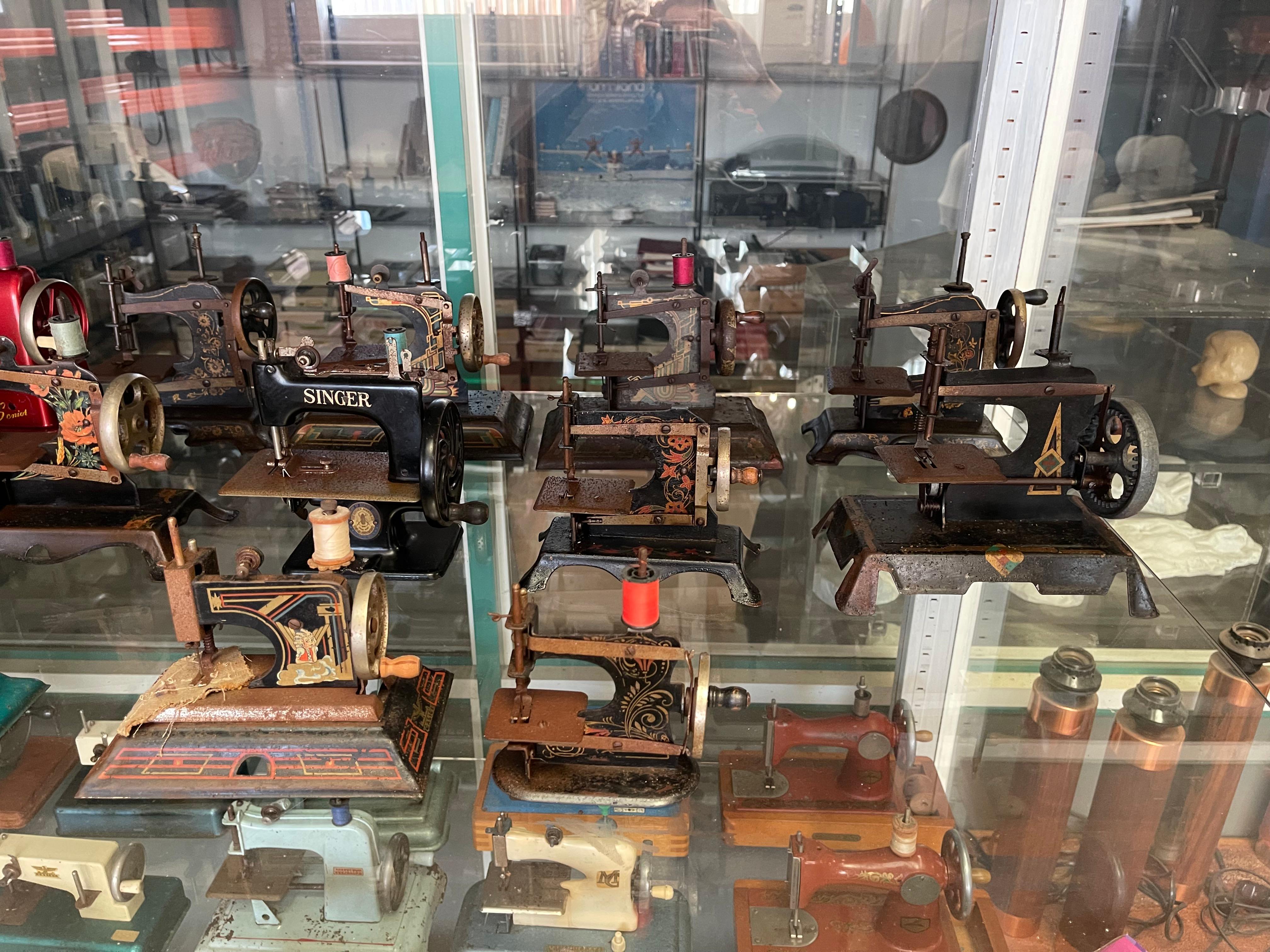 Vintage Toy Sewing Machine Collection Featuring Singer, Vulcan, Regina, Elna In Good Condition For Sale In Mortsel, BE