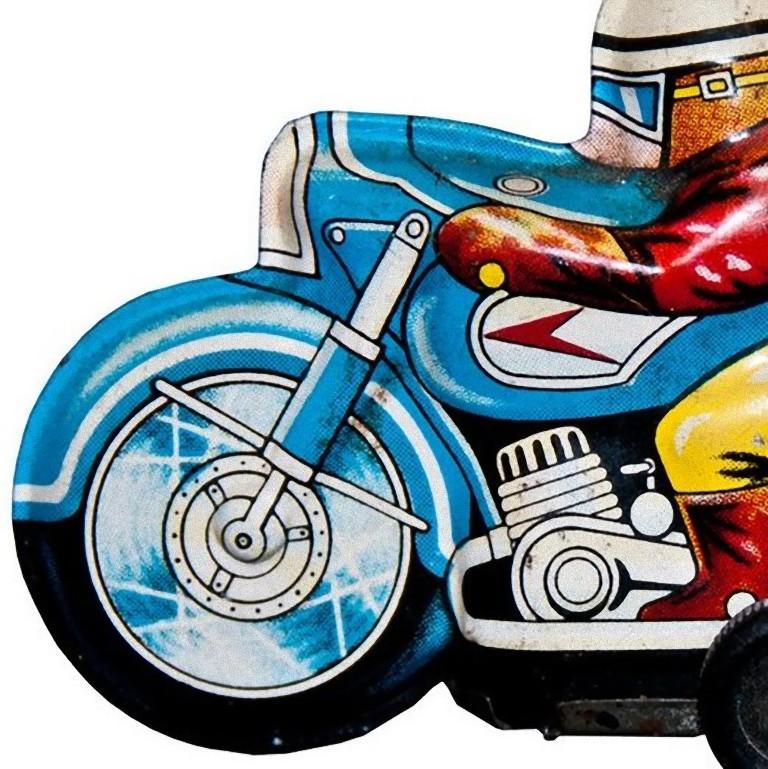 Este Niño de cuerda en triciclo es un juguete original de época.

Juguete de fricción vintage que representa a un motorista en su moto.

Pequeño juguete de hojalata fabricado en Japón en la década de 1960. 

Buenas condiciones.

Este objeto
