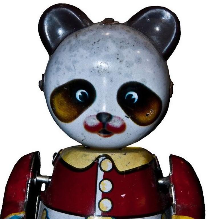 This wind up drummer panda is a vintage toy.

Vintage toy representing a panda playing the drum.

Made in China in 1970s.

The original clockwork works very well, the paint is original and in good conditions.
Original key and drum are
