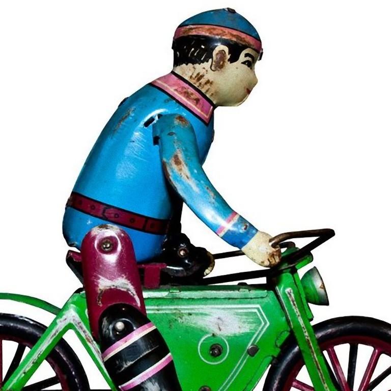 Ce Wind up Motorcyclist est un jouet de travail de production inconnue, pilote multicolore sur une moto verte. 

Fabriqué en tôle peinte et en plastique. Pas de clé originale.
Bonnes conditions.

Cet objet est expédié d'Italie. Selon la