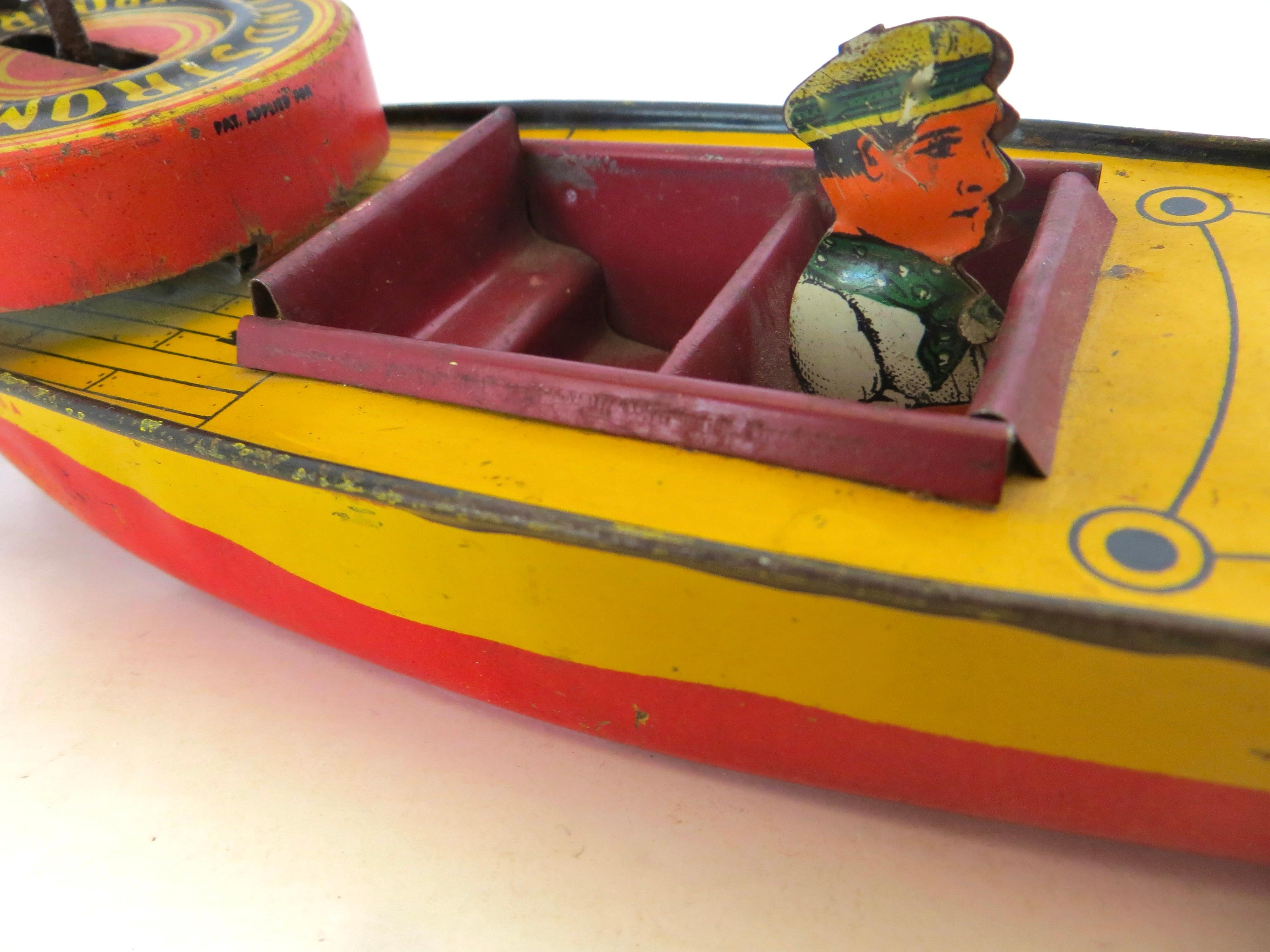 Vintage-Spielzeug- Wind-Up Speed Boat mit Driver von Lindstrom Toy Co., amerikanisch 1933 (Metallarbeit) im Angebot