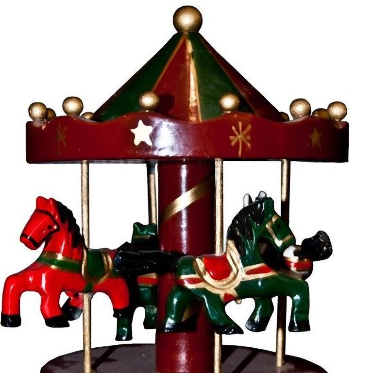 Dieses Vintage-Spielzeug mit Musik ist ein mechanisches Spielzeug, das ein schönes Karussell mit beweglichen Pferden darstellt.

Hergestellt aus handbemaltem Holz.
Das Glockenspiel funktioniert perfekt.
Wahrscheinlich aus den 1950er Jahren.