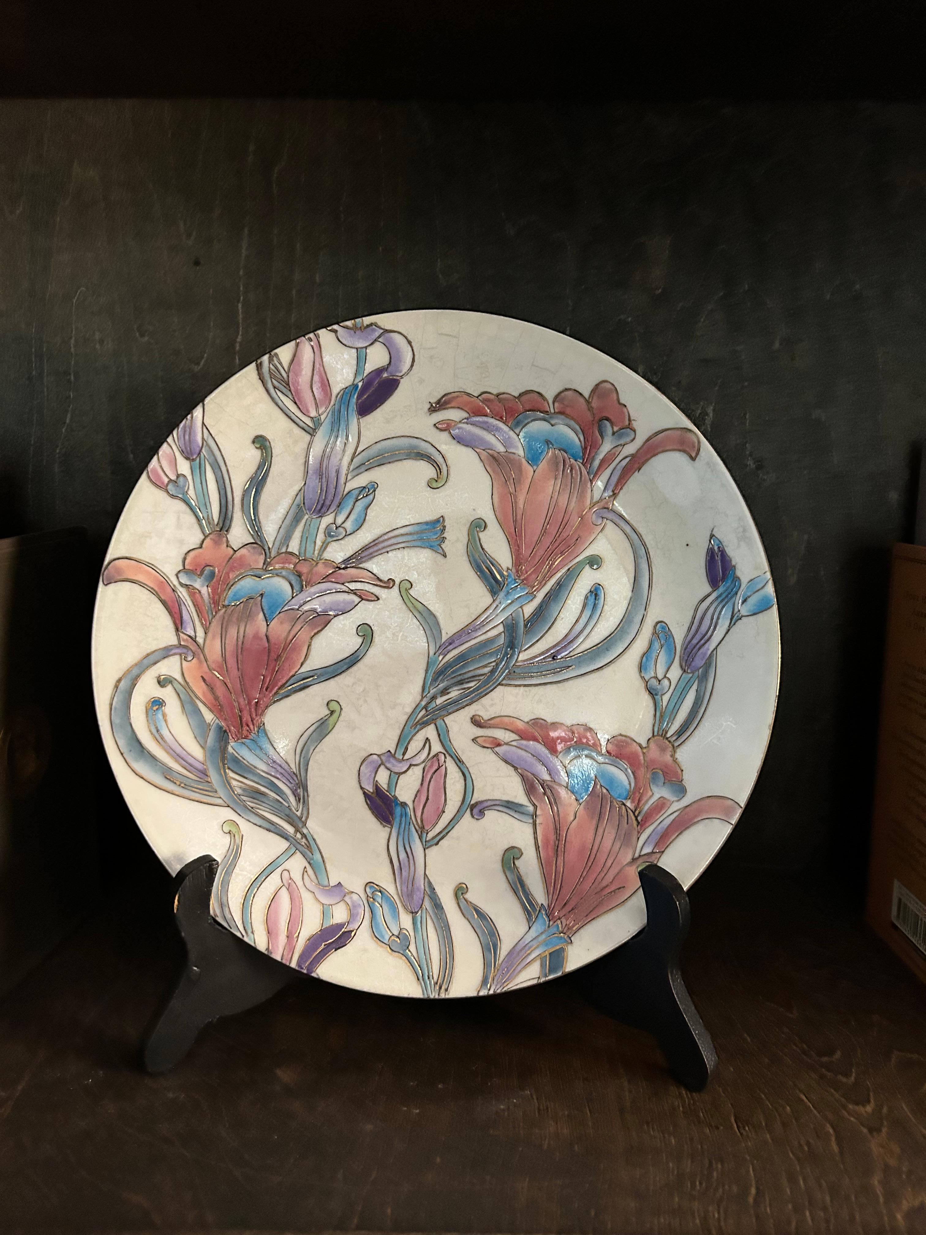 Beautiful Vintage Toyo Hand Painted Floral procelain Dekorative Kleine Teller. Es wird mit einem Ständer geliefert. Dieses Stück ist nur für dekorative Zwecke. Es wurde in wirklich gutem Zustand gehalten, es gibt keine Brüche oder Chips. Siehe