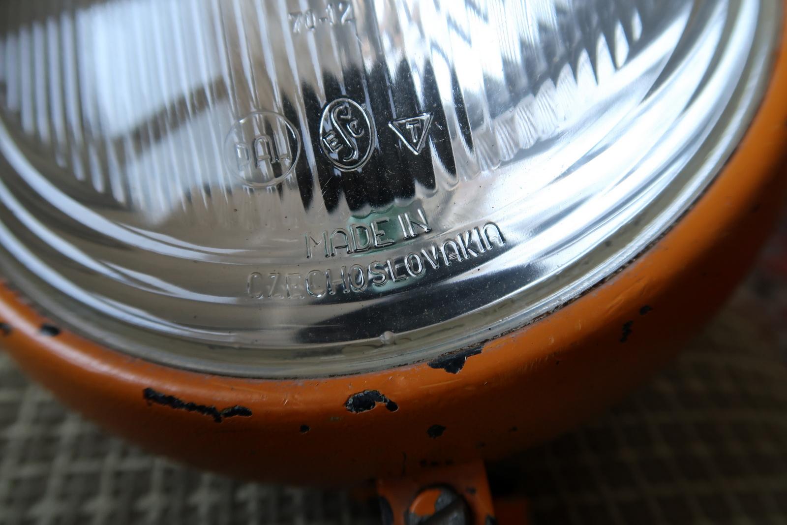 Metà XX secolo Faro per trattore vintage: 1960 Cecoslovacchia, arancione, diametro 17 cm, 1J185 in vendita