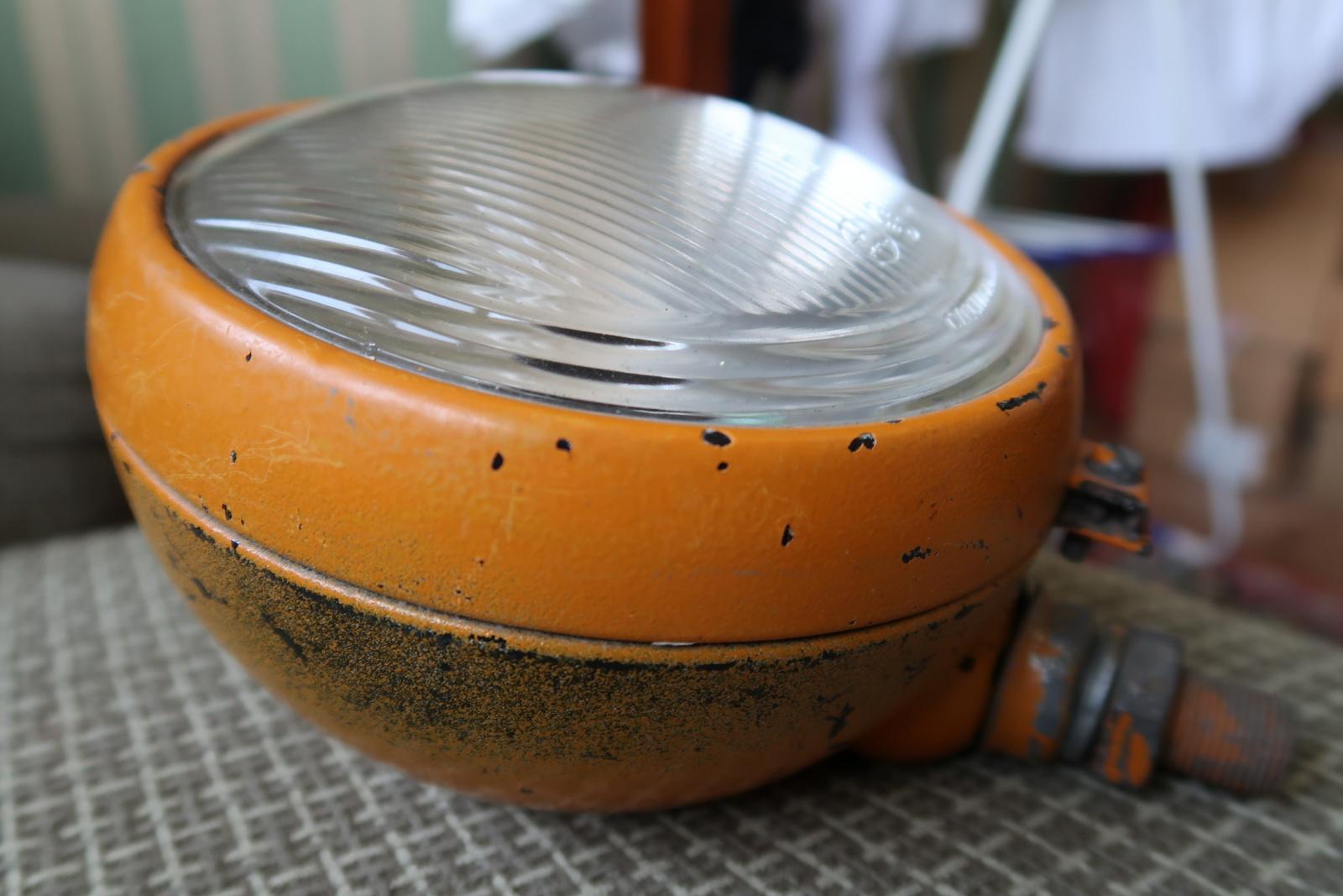 Metallo Faro per trattore vintage: 1960 Cecoslovacchia, arancione, diametro 17 cm, 1J185 in vendita