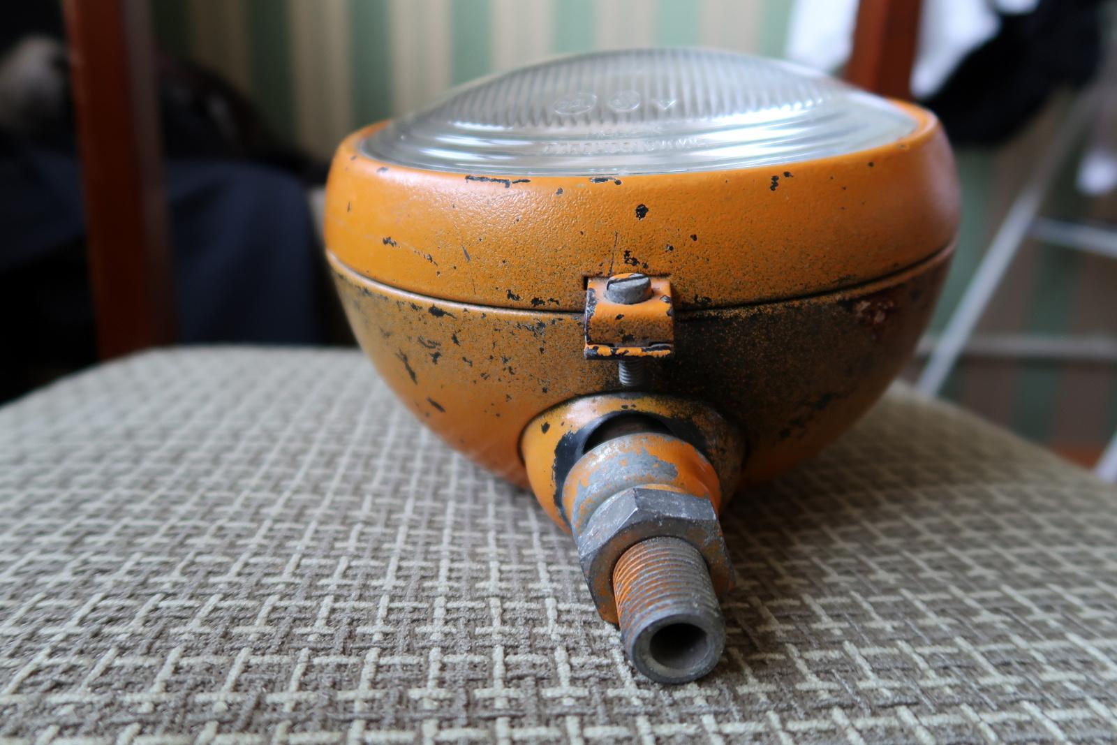 Faro per trattore vintage: 1960 Cecoslovacchia, arancione, diametro 17 cm, 1J185 in vendita 1