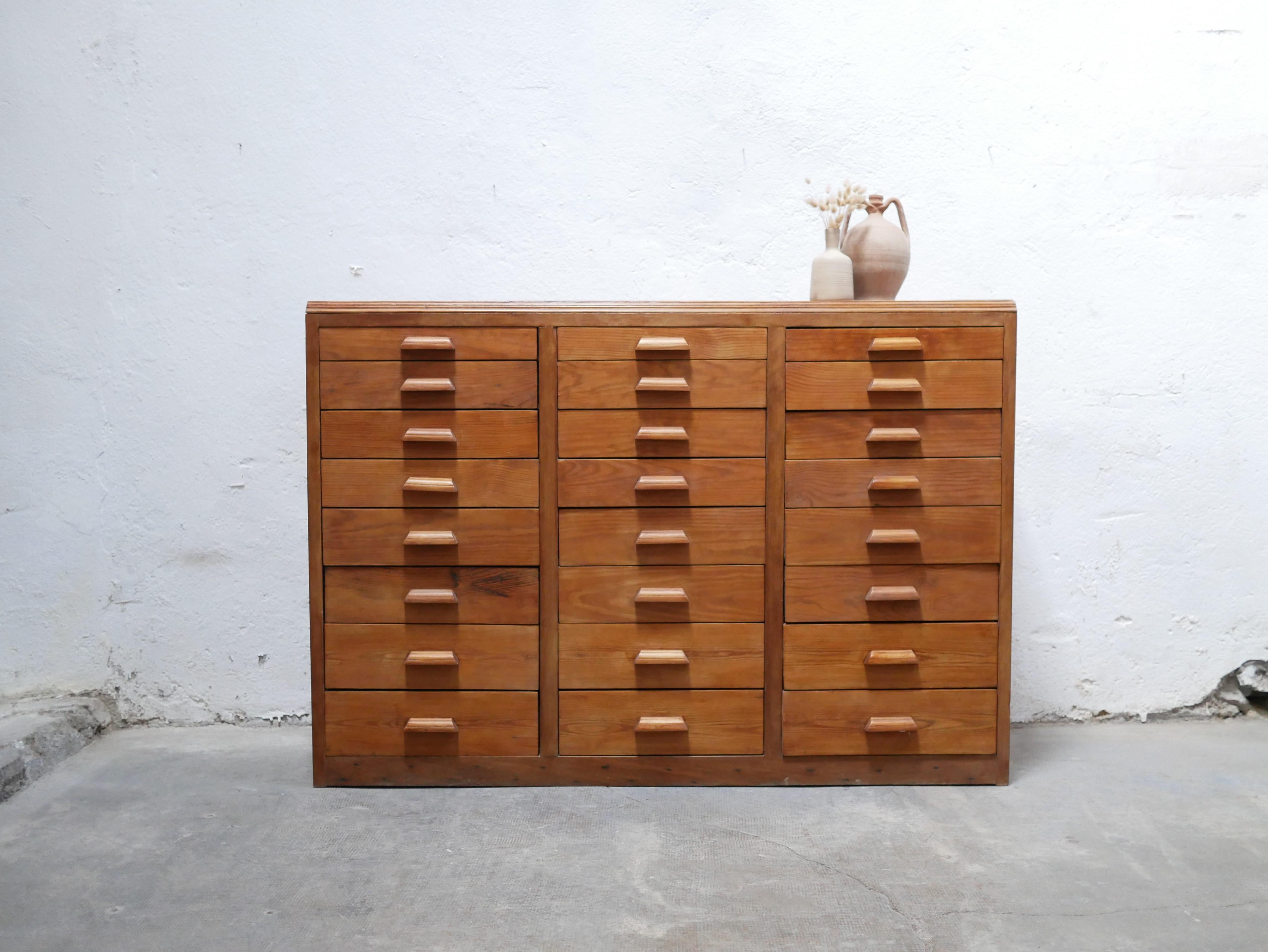 Professional furniture with wooden drawers dating from the 1950s.

Authentic, practical and aesthetic furniture. Its pretty color and lines give it a lot of character and elegance. Its numerous drawers offer a large storage capacity.
It will be