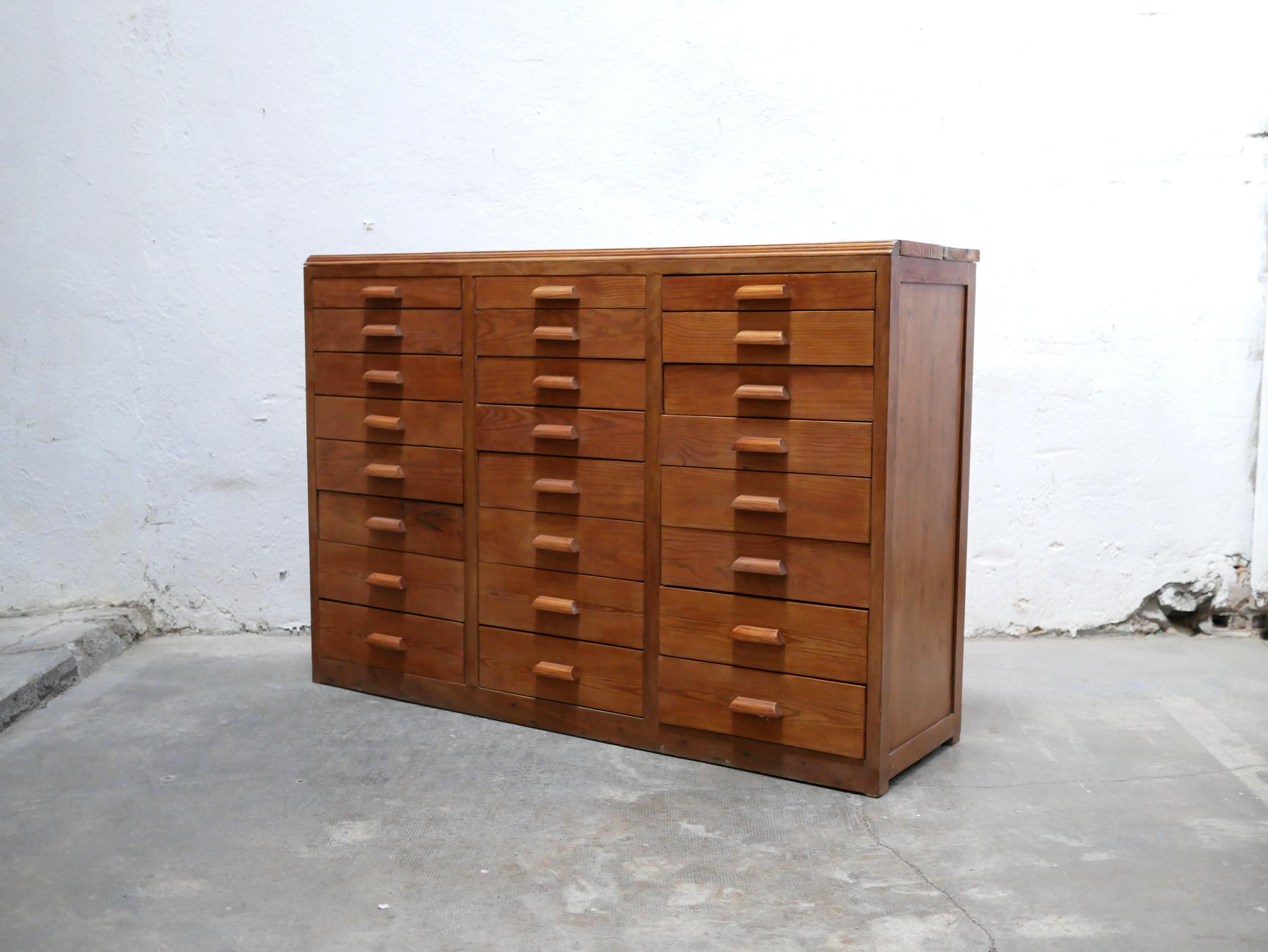 Vintage trade furniture with drawers In Good Condition For Sale In AIGNAN, FR