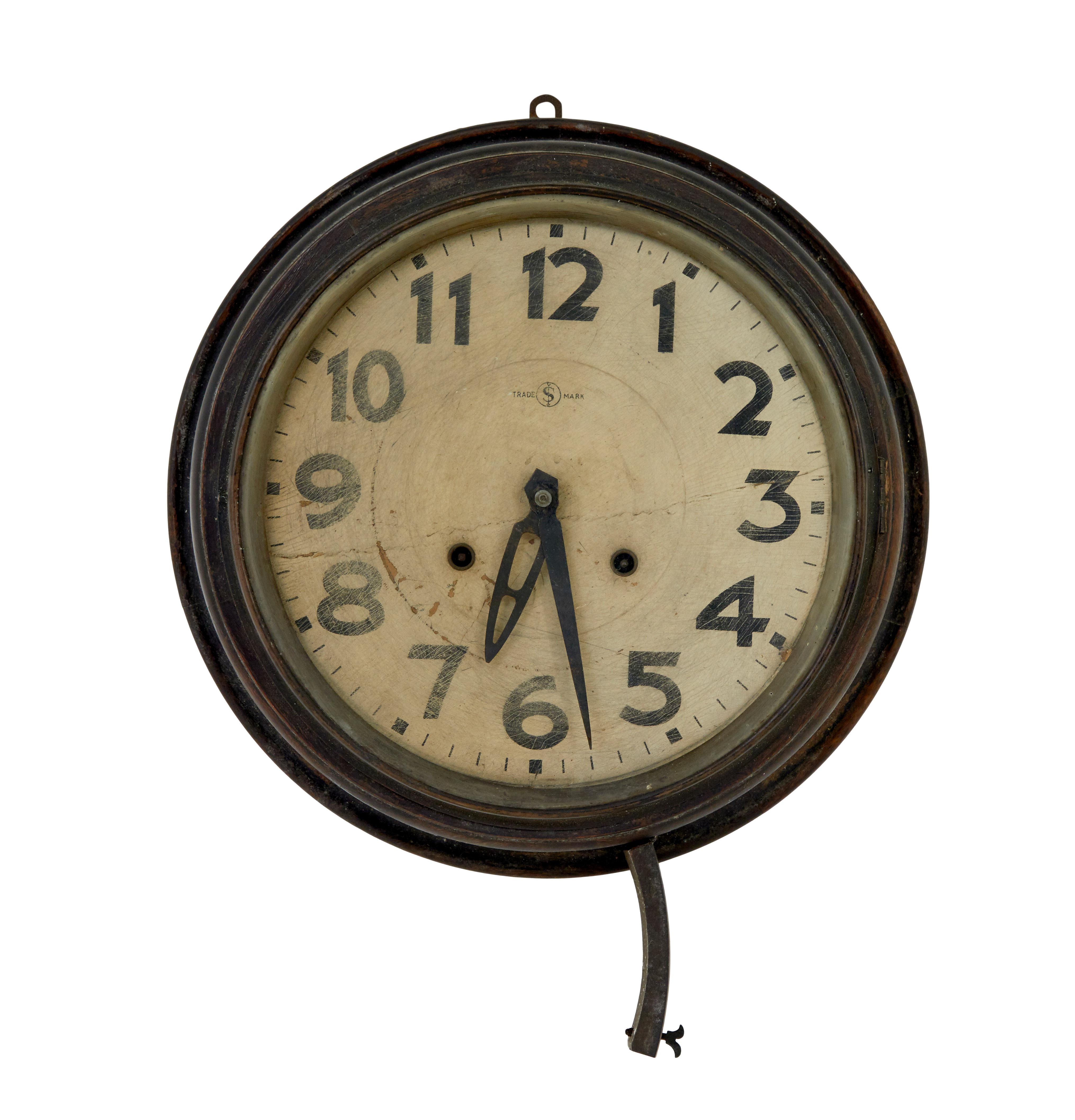 Vintage trade s mark japanese tokyo wall clock circa 1920.

Horloge murale japonaise de la seconde guerre mondiale.  Présenté dans son état d'origine, avec une peinture postérieure qui s'estompe maintenant jusqu'au bois nu.  Cadran en papier