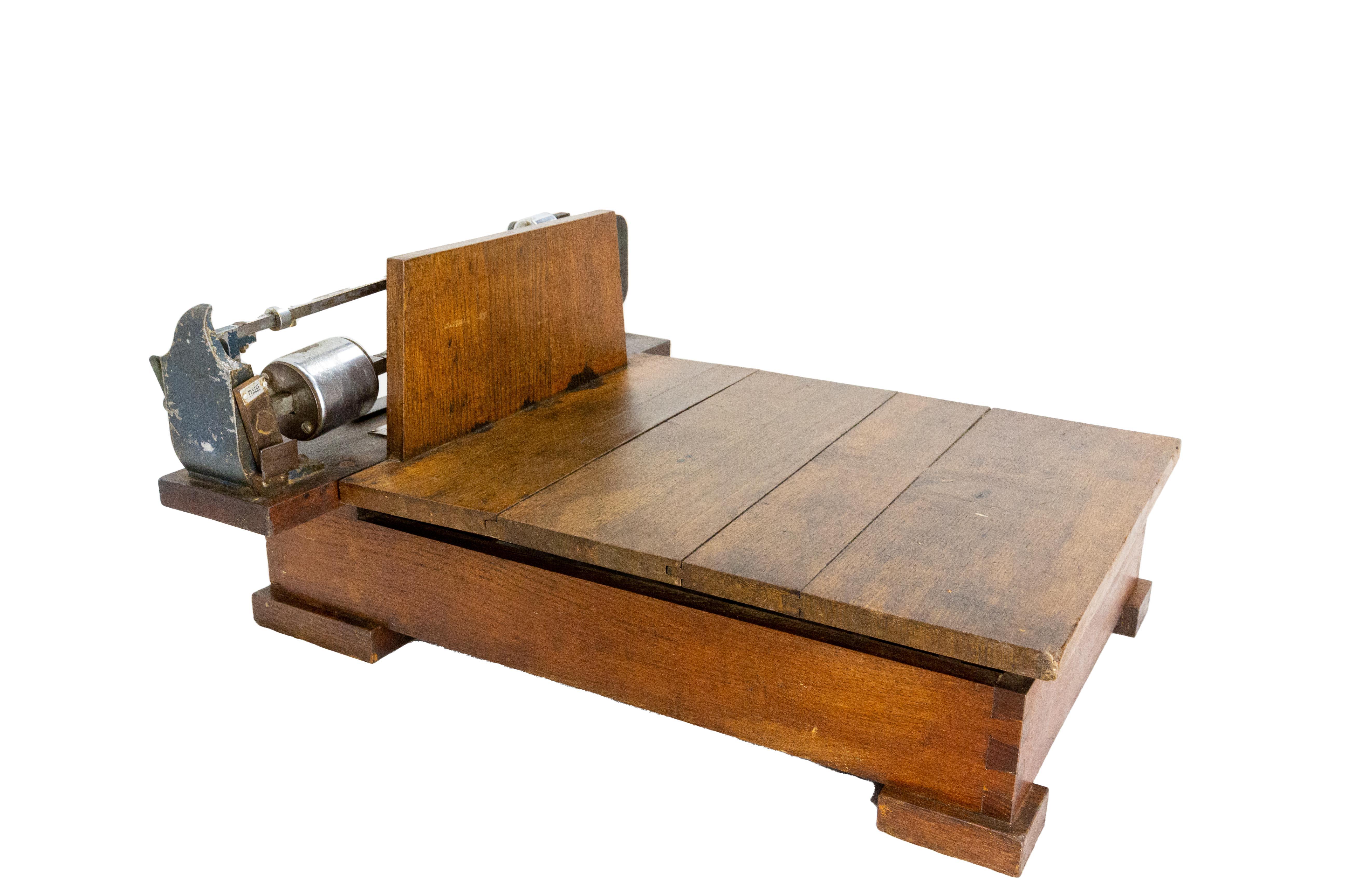 This trade scale was made in the 1940's in France.
It was used to weigh food.
Oak 

Shipping:
L50 P57 H28 18,1Kg.