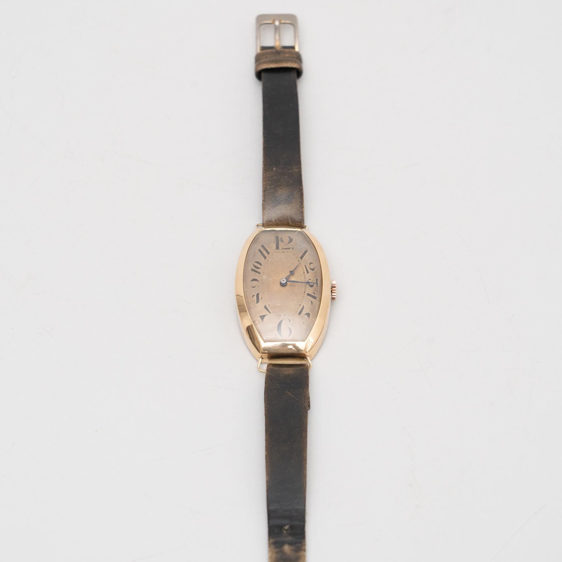 Vintage traditional wrist watch with the original leather wrist band.

Step back in time with this exquisite vintage traditional wristwatch from the 1930s. A perfect addition to any watch collection or a statement piece to wear, this unbranded
