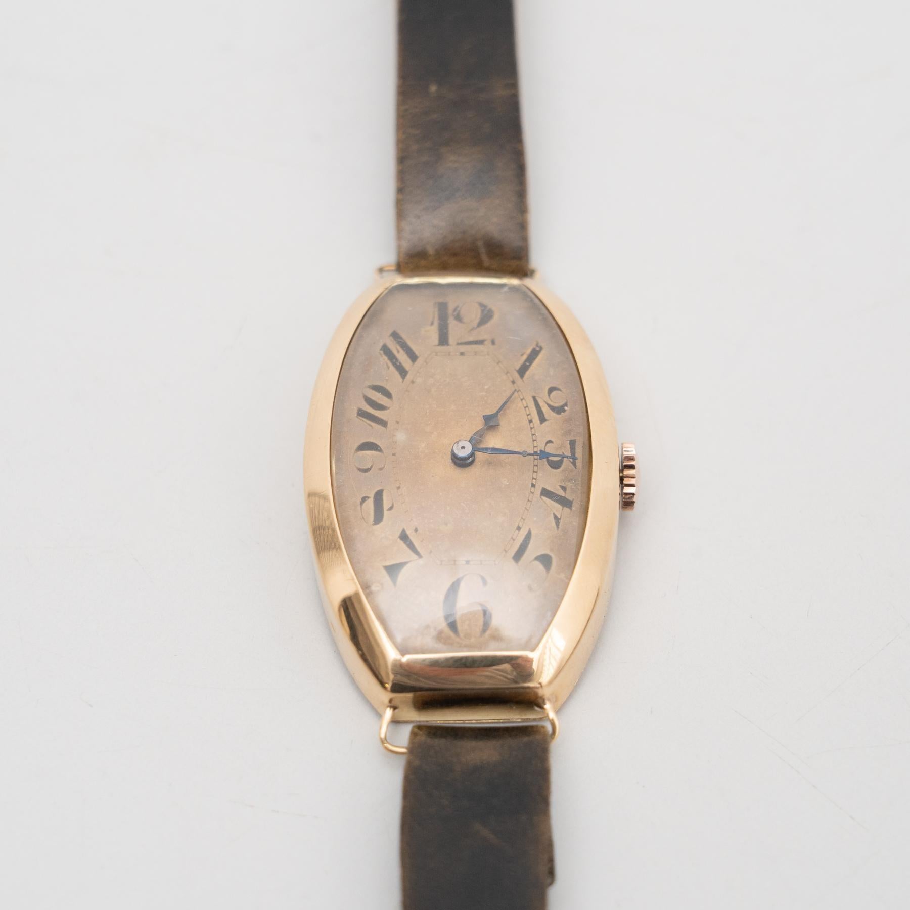 Spagnolo Orologio da polso tradizionale d'epoca in oro 18kt Tonneau, 1930 circa in vendita