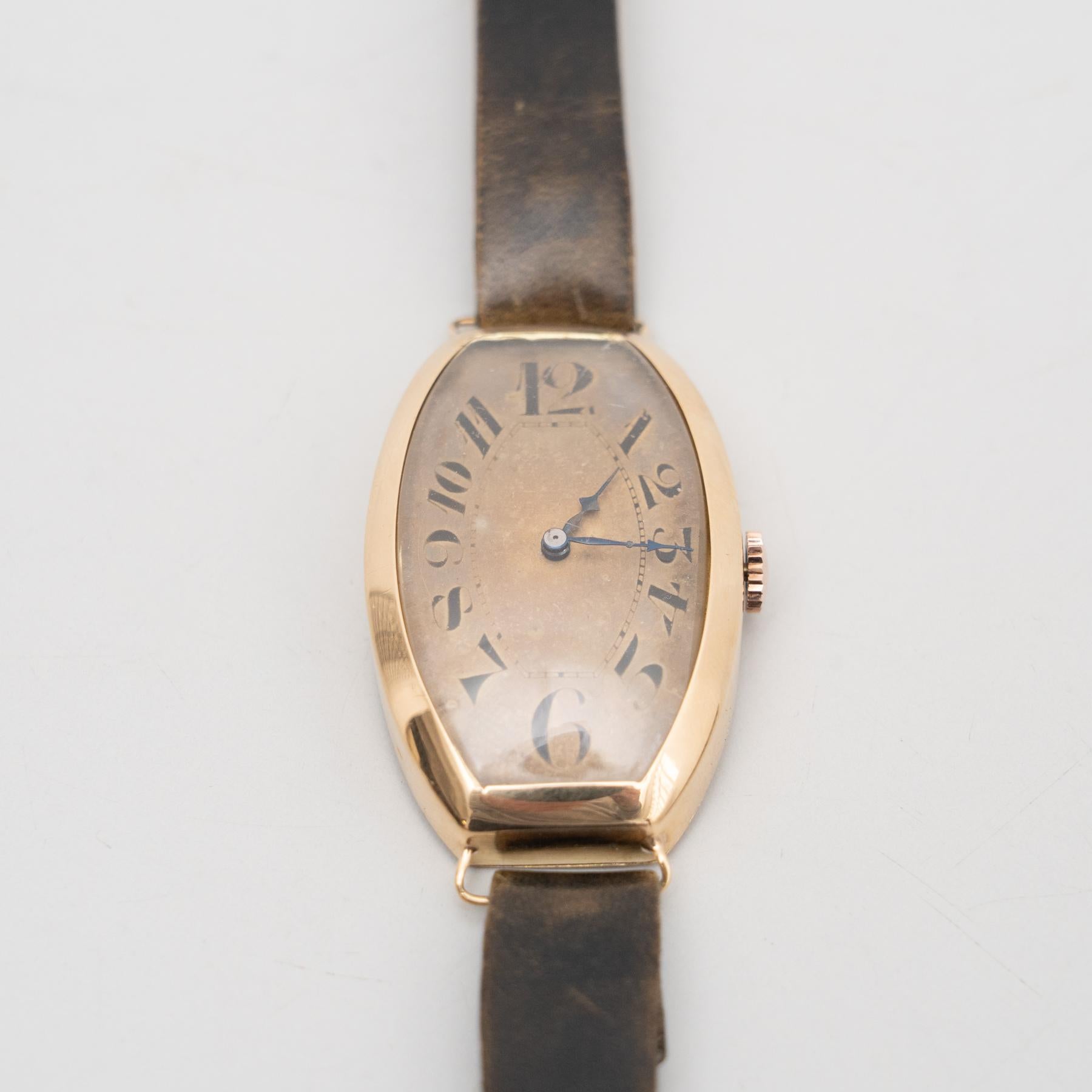 Espagnol Montre-bracelet traditionnelle vintage Tonneau en or 18 carats, c. 1930 en vente