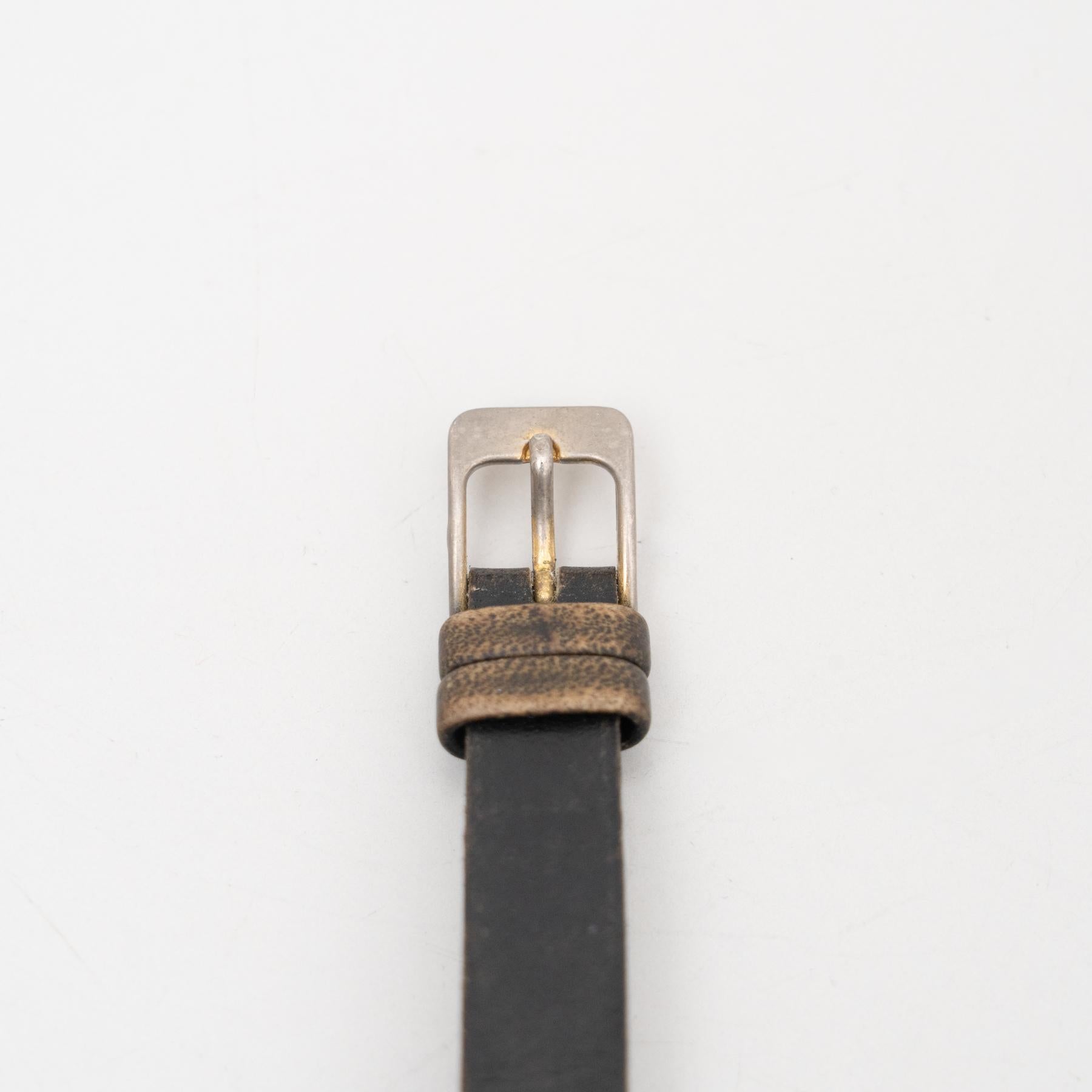 Milieu du XXe siècle Montre-bracelet traditionnelle vintage Tonneau en or 18 carats, c. 1930 en vente