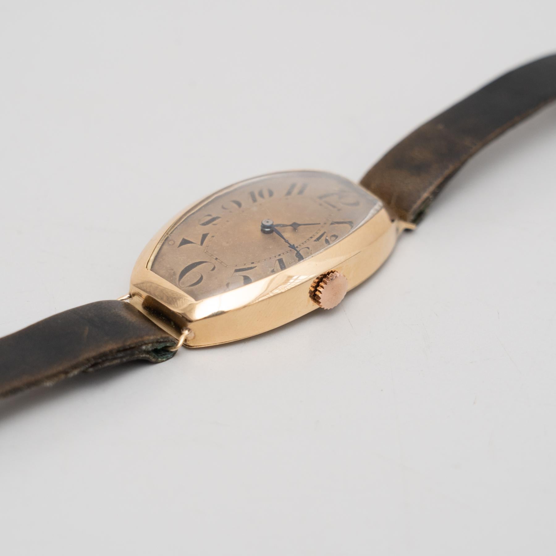 Traditionelle Tonneau-Armbanduhr aus 18 Karat Gold, Vintage, um 1930 (Metall) im Angebot