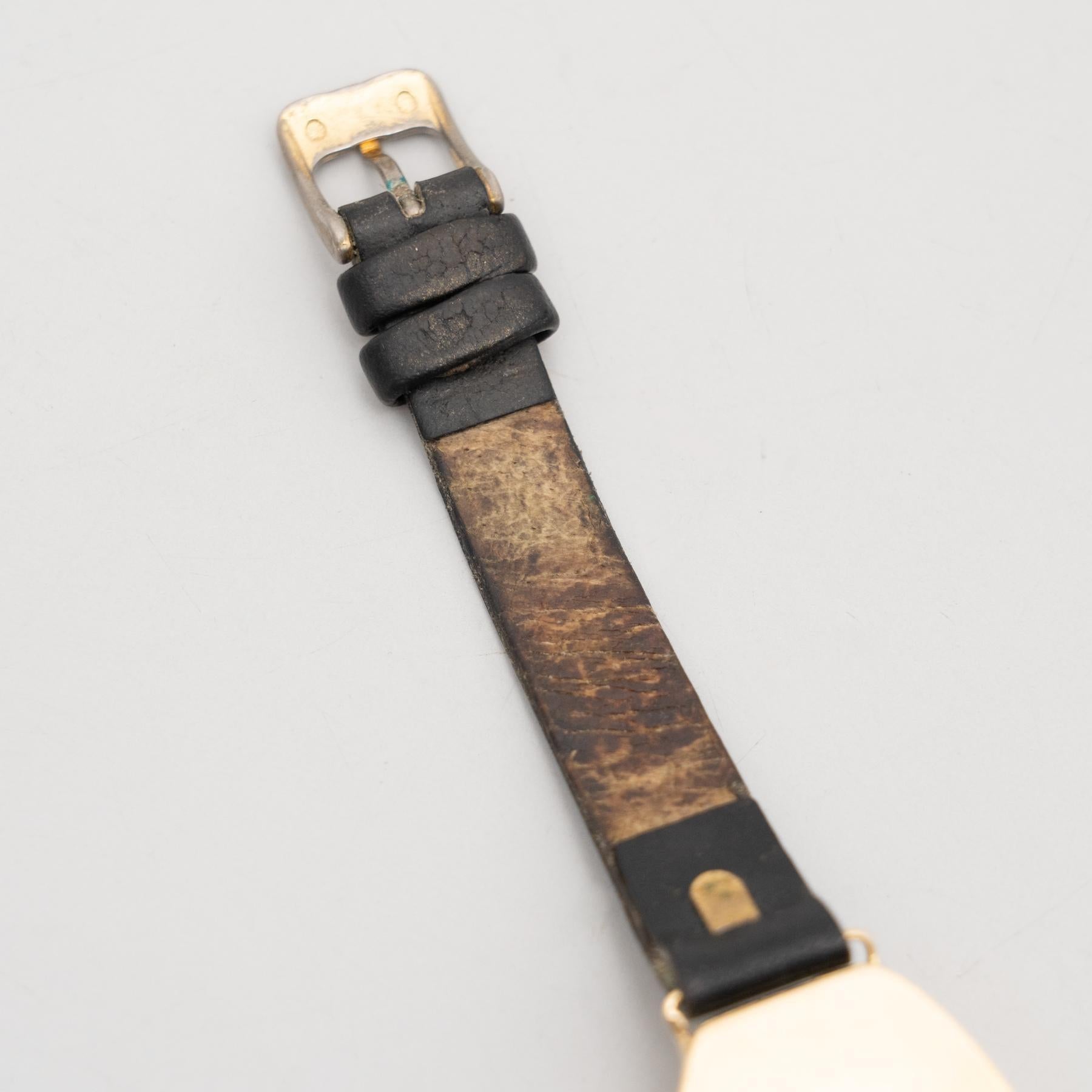 Orologio da polso tradizionale d'epoca in oro 18kt Tonneau, 1930 circa in vendita 1