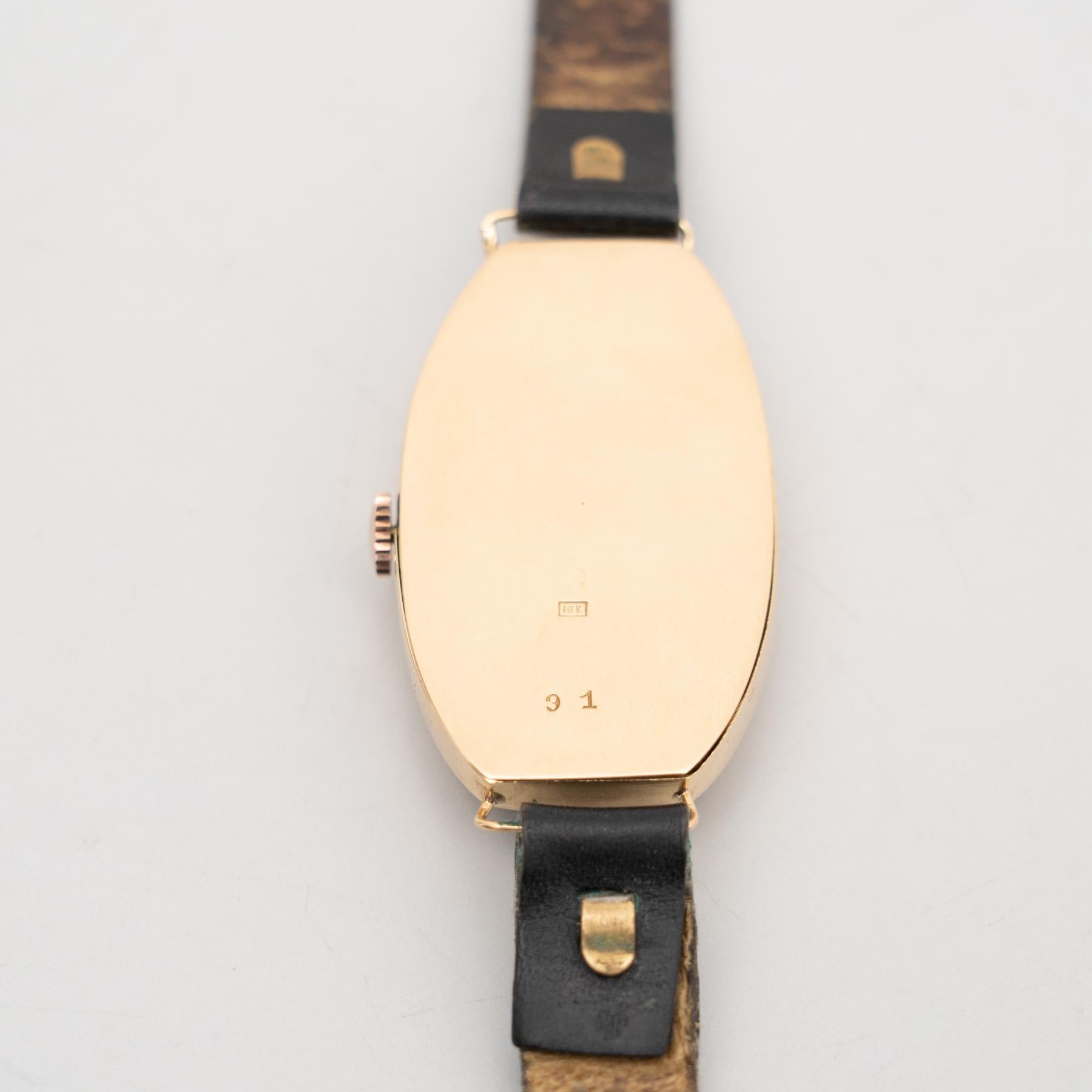 Traditionelle Tonneau-Armbanduhr aus 18 Karat Gold, Vintage, um 1930 im Angebot 3