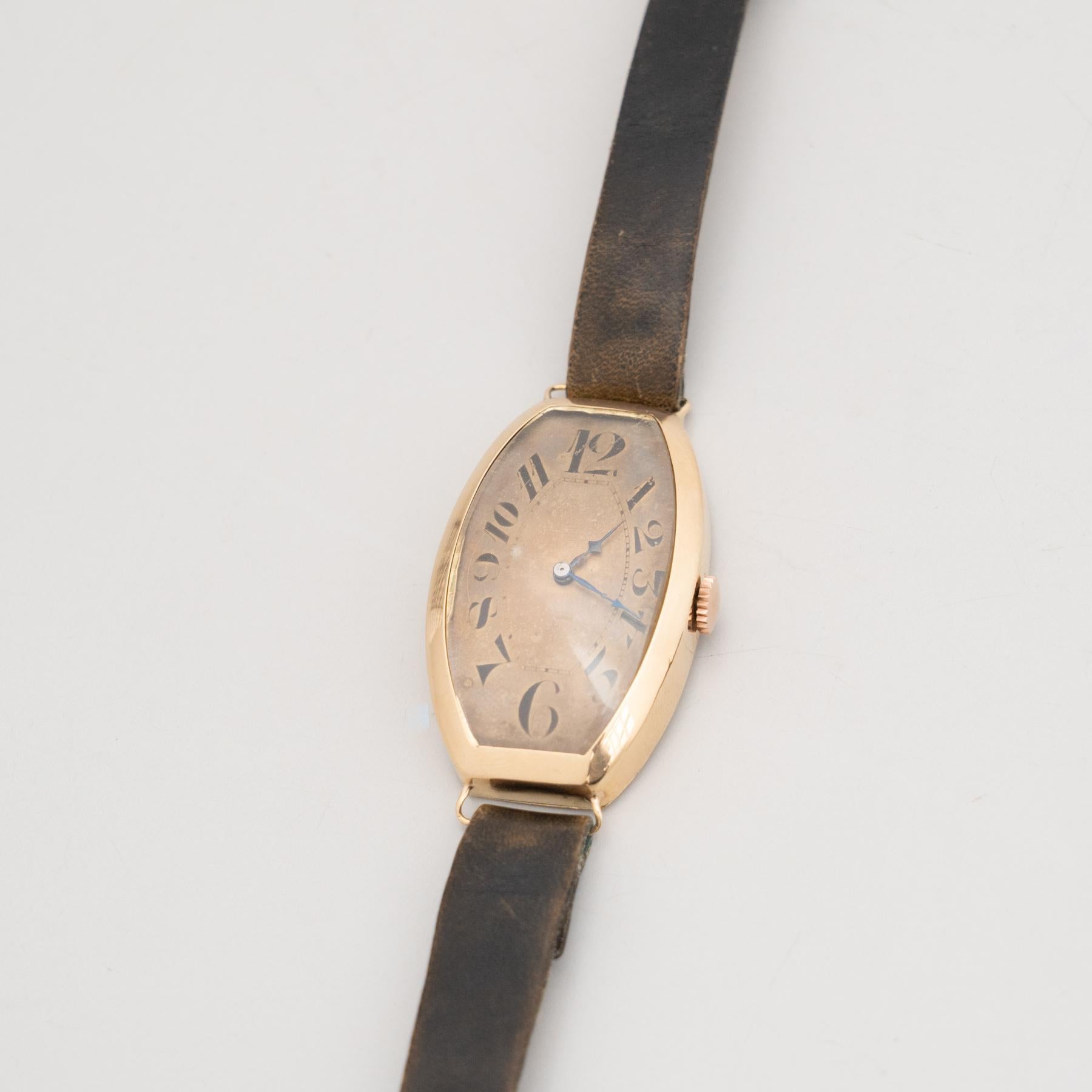 Montre-bracelet traditionnelle vintage Tonneau en or 18 carats, c. 1930