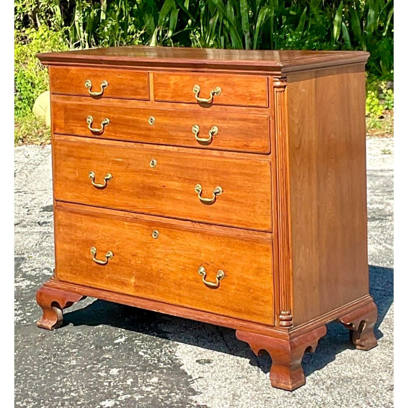 Exemple étonnant de l'artisanat américain intemporel, cette commode vintage évoque l'élégance majestueuse de l'époque géorgienne des années 1760. Fabriquée en noyer richement figuré, cette pièce présente une patine chaleureuse et accueillante ainsi