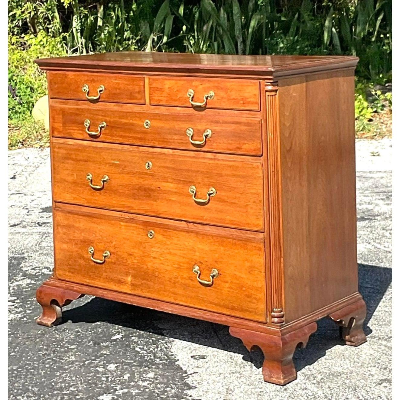 Américain Vintage Traditional American Chippendale 1760s Figured Walnut Chest of Drawers en vente
