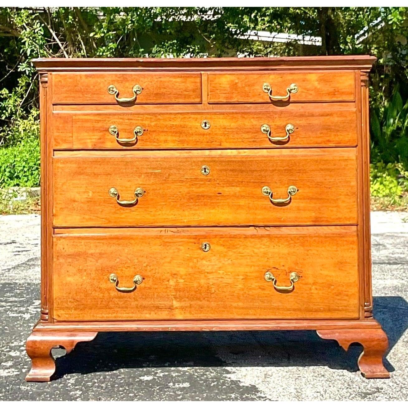 Laiton Vintage Traditional American Chippendale 1760s Figured Walnut Chest of Drawers en vente