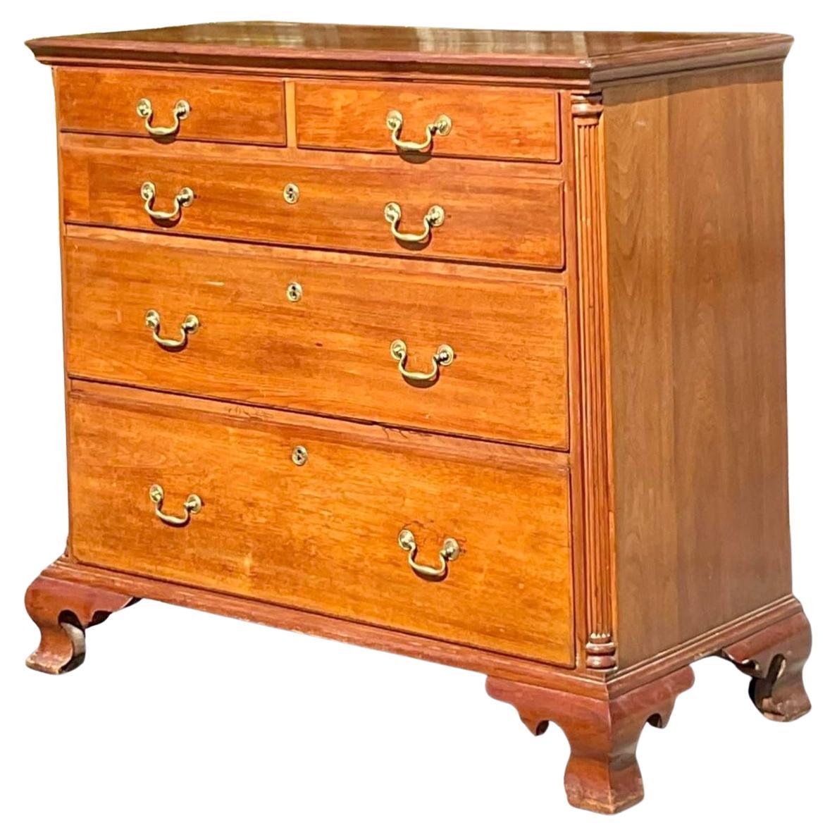 Vintage Traditional American Chippendale 1760s Figured Walnut Chest of Drawers en vente