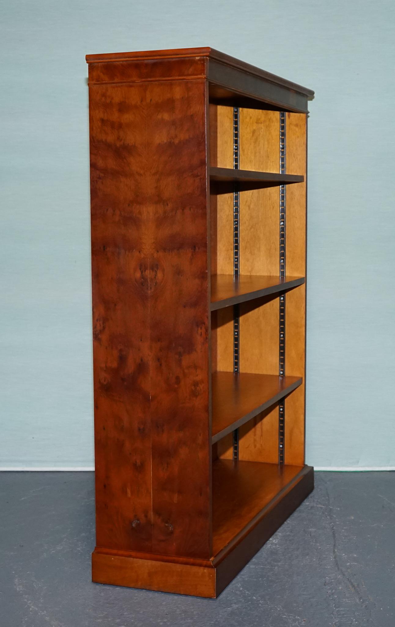 VINTAGE TRADITONAL BURR YEW WOOD DWARF OPEN BOOKCASE ADJUSTABLE SHELVES (bibliothèque ouverte) en vente 3