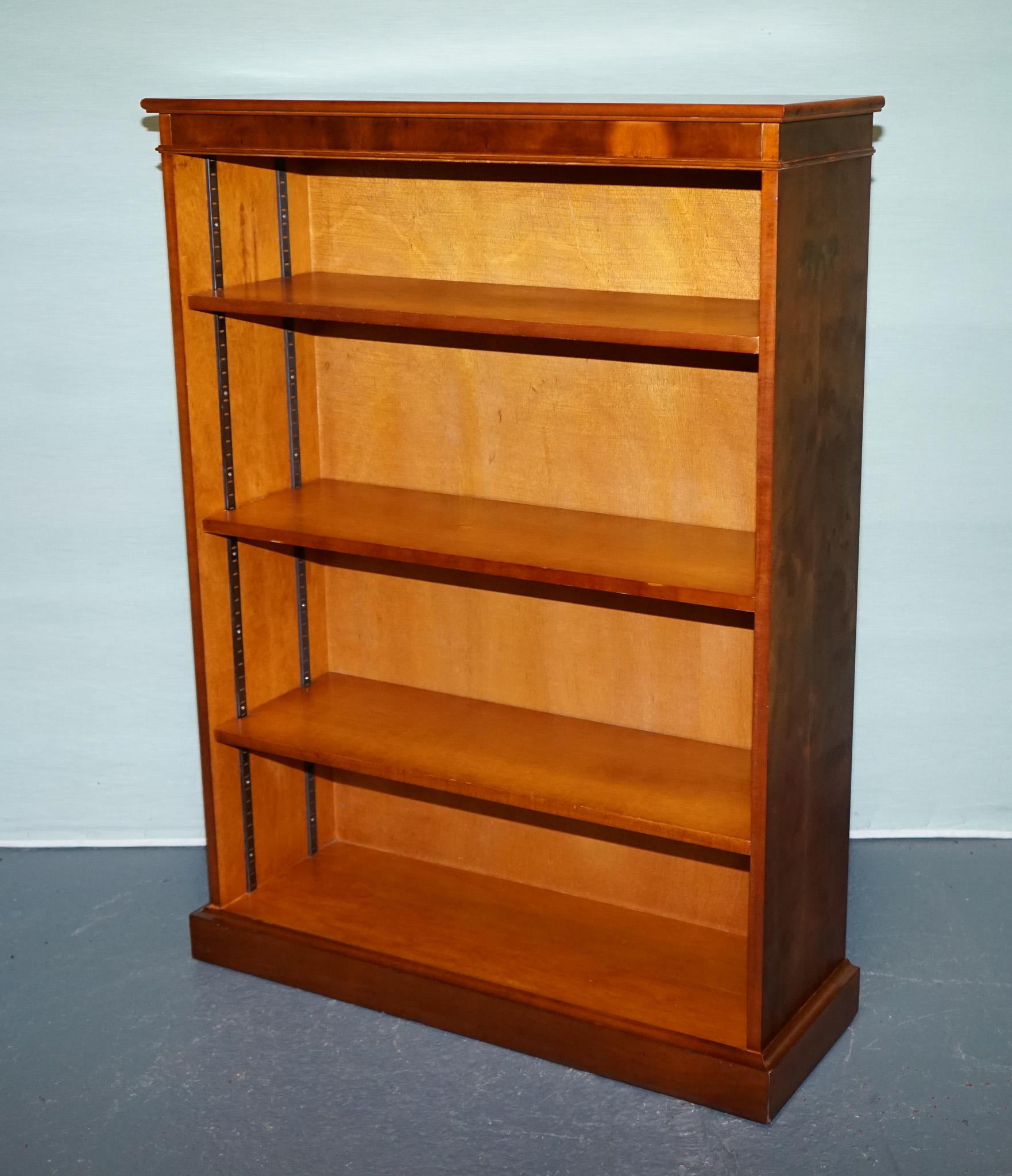 
Antiquités de Londres



Cette bibliothèque vintage classique présente un design intemporel avec une finition en if et des lignes épurées et traditionnelles. La pièce comprend quatre étagères spacieuses et réglables soutenues par des chevilles