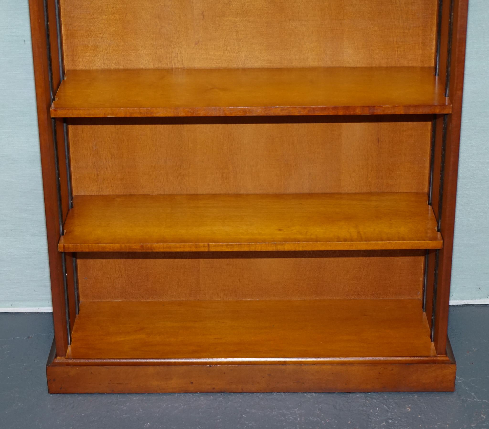 Fait main VINTAGE TRADITONAL BURR YEW WOOD DWARF OPEN BOOKCASE ADJUSTABLE SHELVES (bibliothèque ouverte) en vente