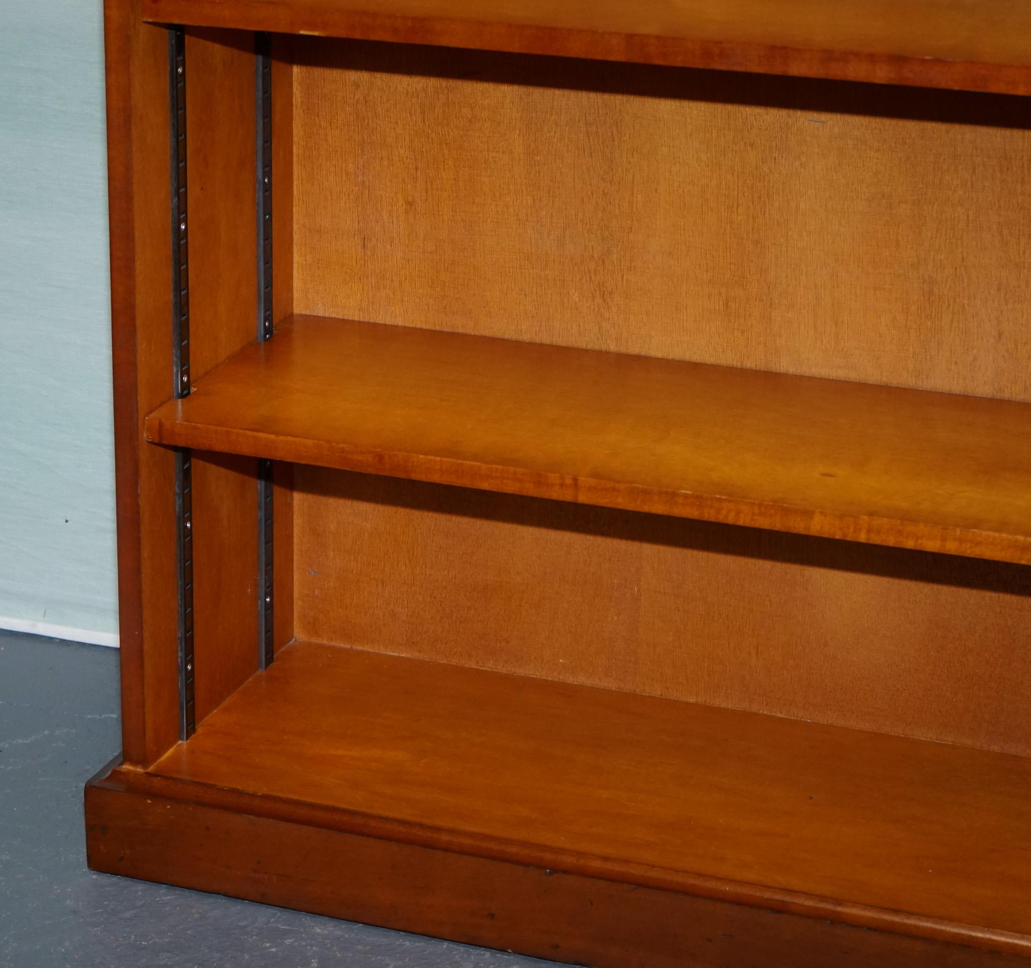 VINTAGE TRADITONAL BURR YEW WOOD DWARF OPEN BOOKCASE ADJUSTABLE SHELVES (bibliothèque ouverte) Bon état - En vente à Pulborough, GB