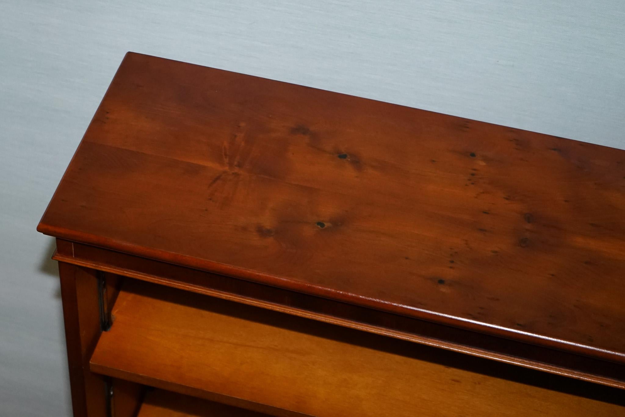 If VINTAGE TRADITONAL BURR YEW WOOD DWARF OPEN BOOKCASE ADJUSTABLE SHELVES (bibliothèque ouverte) en vente