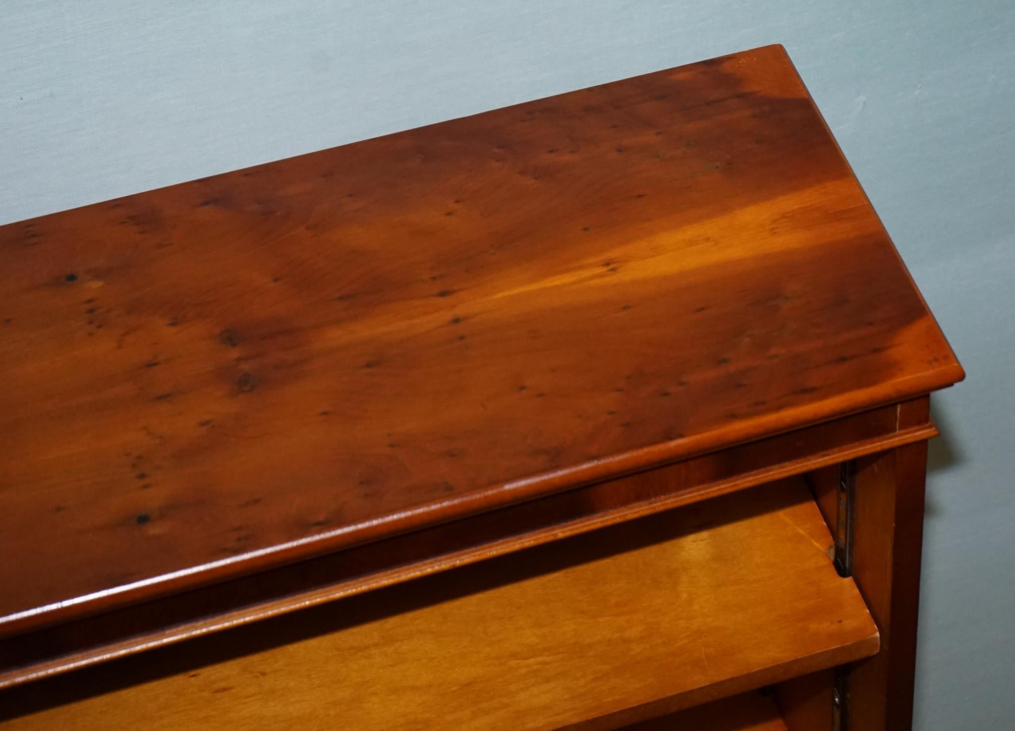VINTAGE TRADITONAL BURR YEW WOOD DWARF OPEN BOOKCASE ADJUSTABLE SHELVES (bibliothèque ouverte) en vente 1
