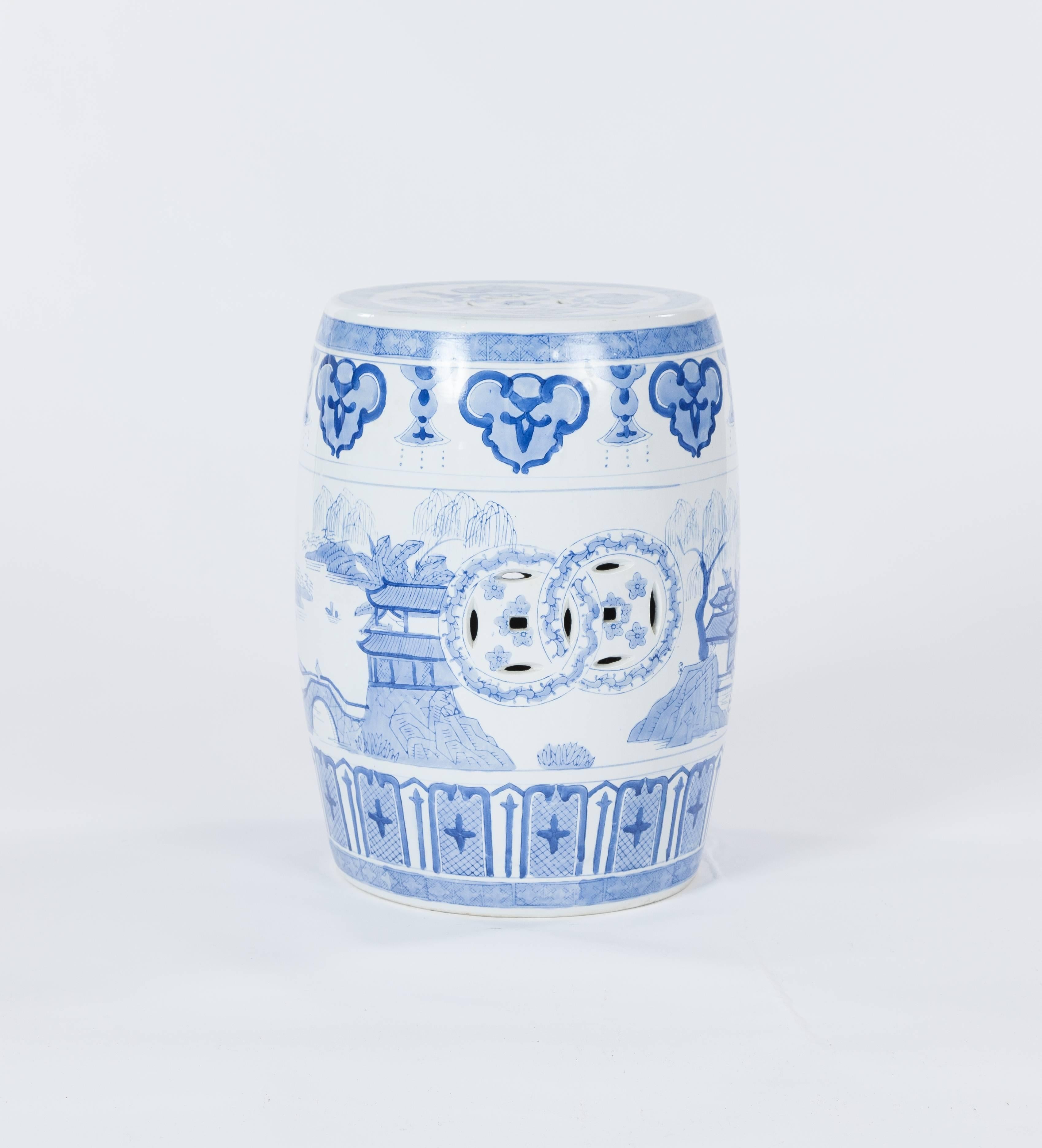Chinese Export Vintage Traditional Chinese Blue and White Porcelain Garden Stool, 20th Century For Sale