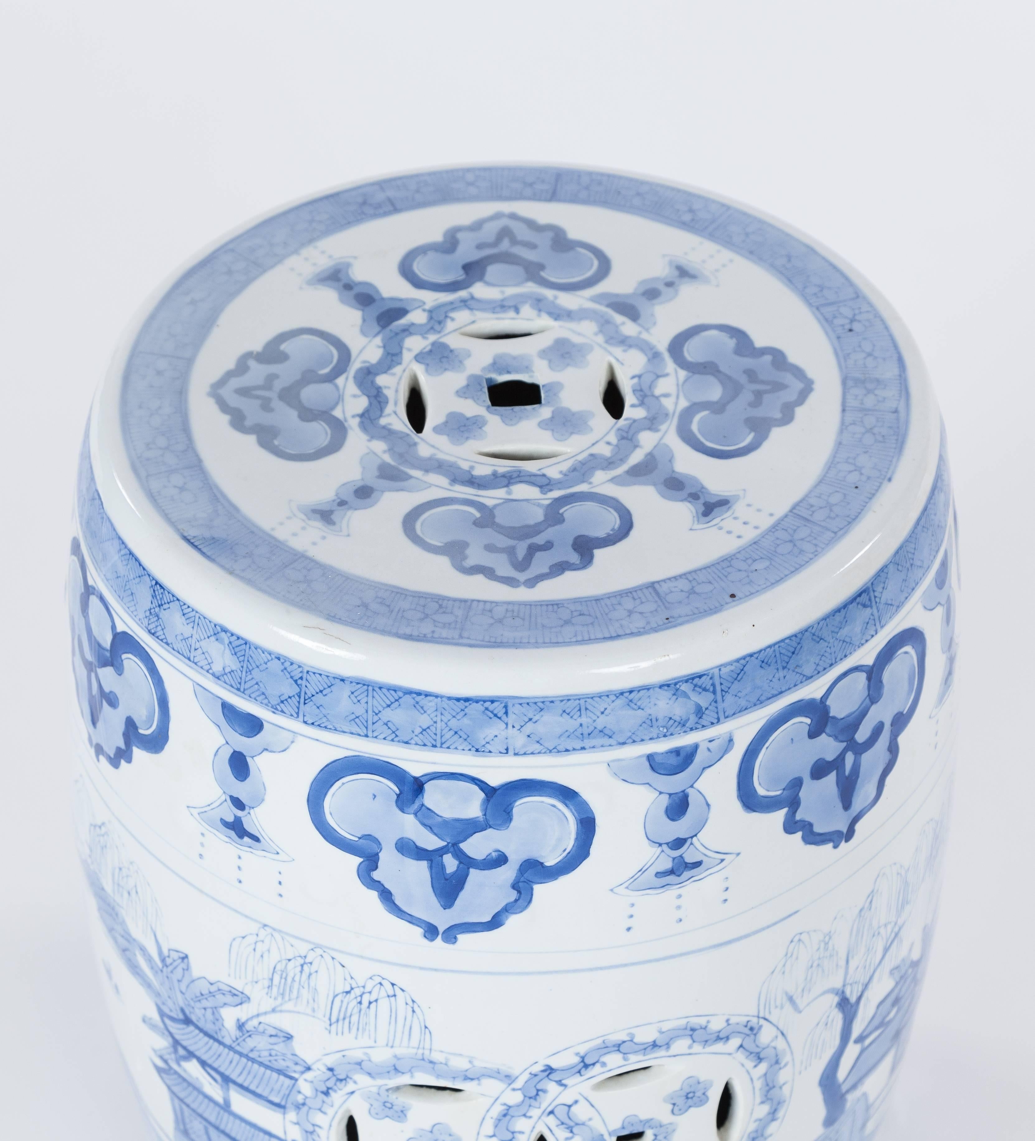 Vintage Traditional Chinese Blue and White Porcelain Garden Stool, 20th Century In Good Condition For Sale In Wilmington, DE