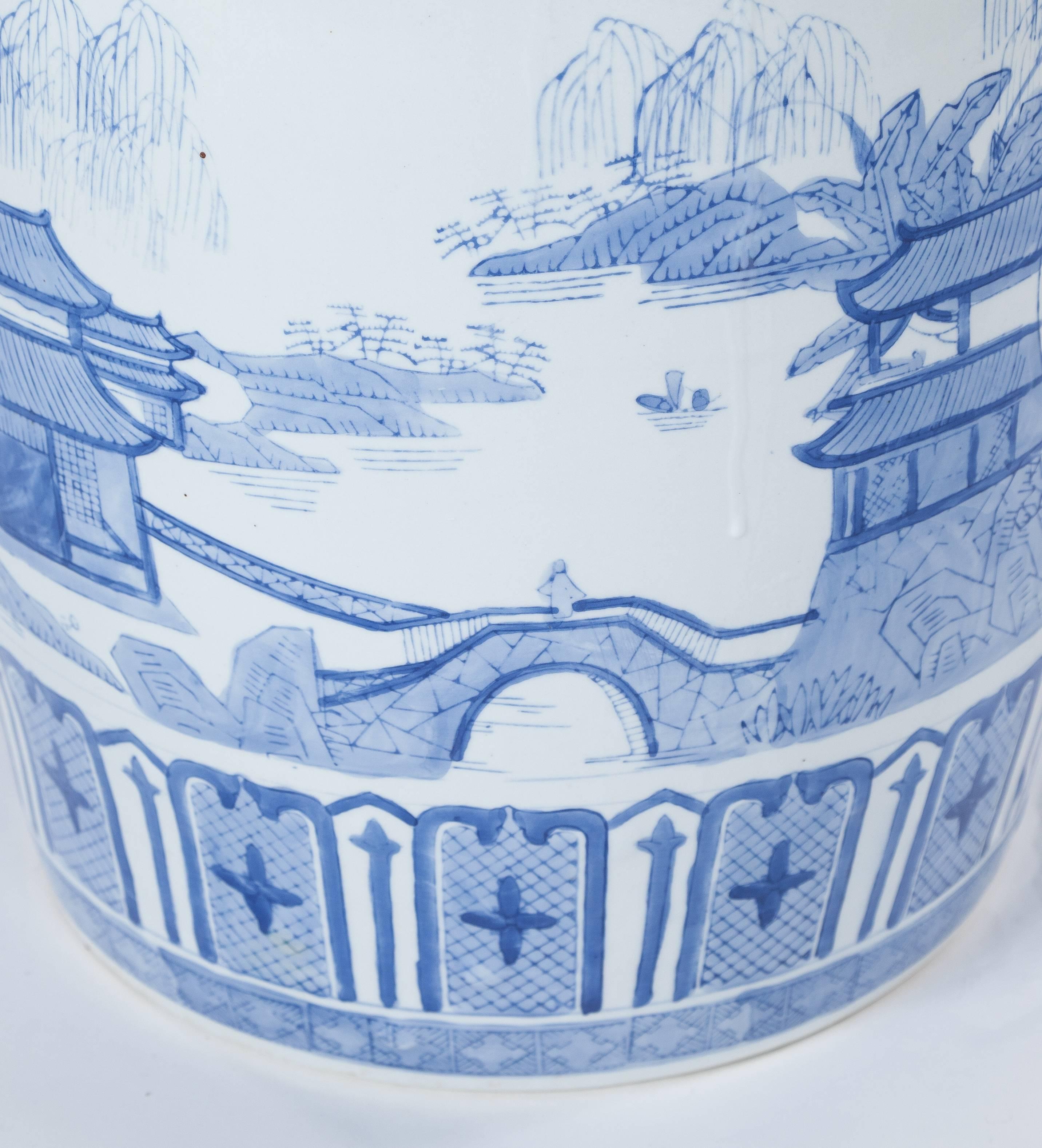 Vintage Traditional Chinese Blue and White Porcelain Garden Stool, 20th Century For Sale 1