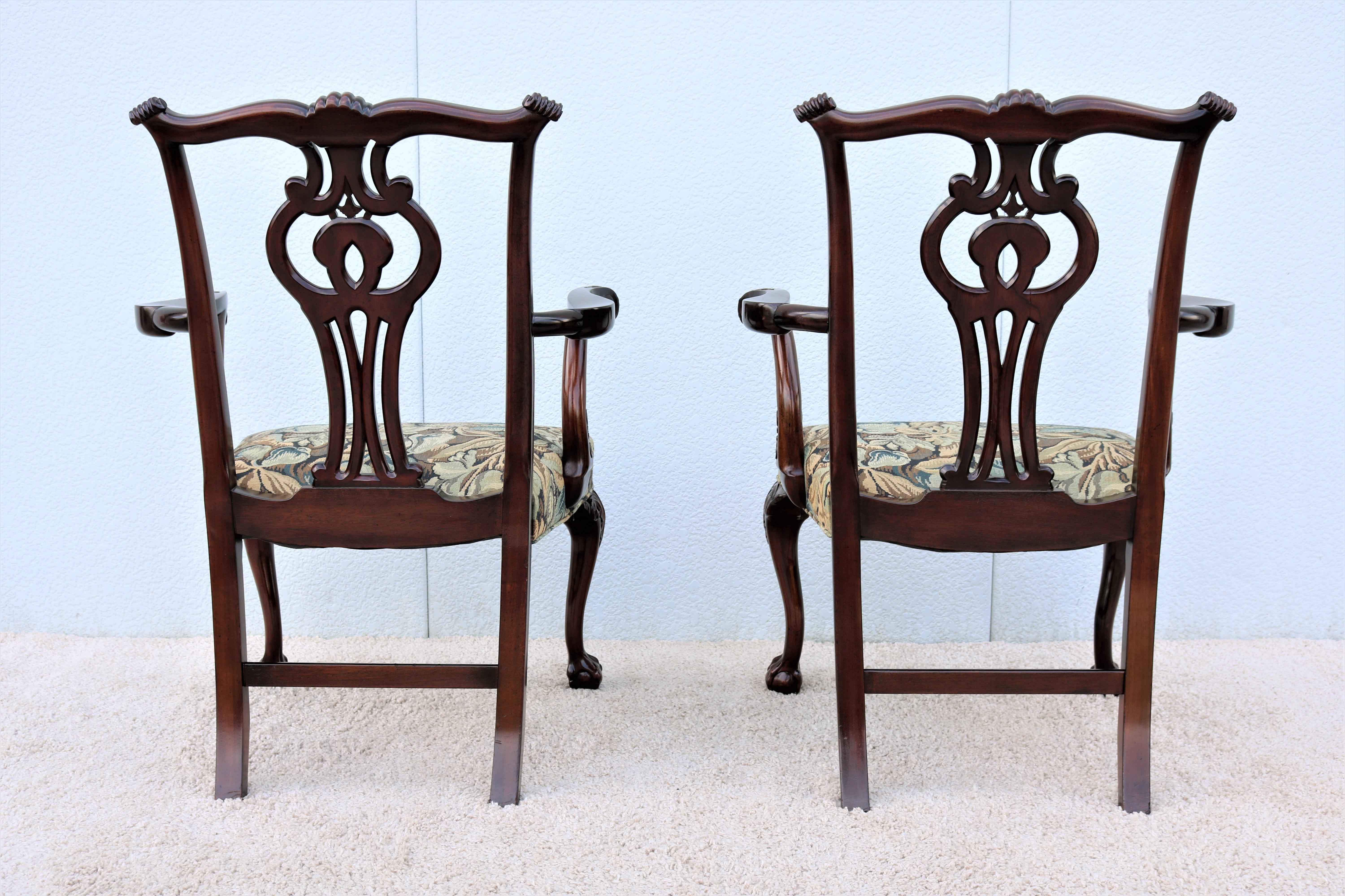 Paire de fauteuils traditionnels vintage en noyer de style Chippendale par Smith & Watson en vente 3