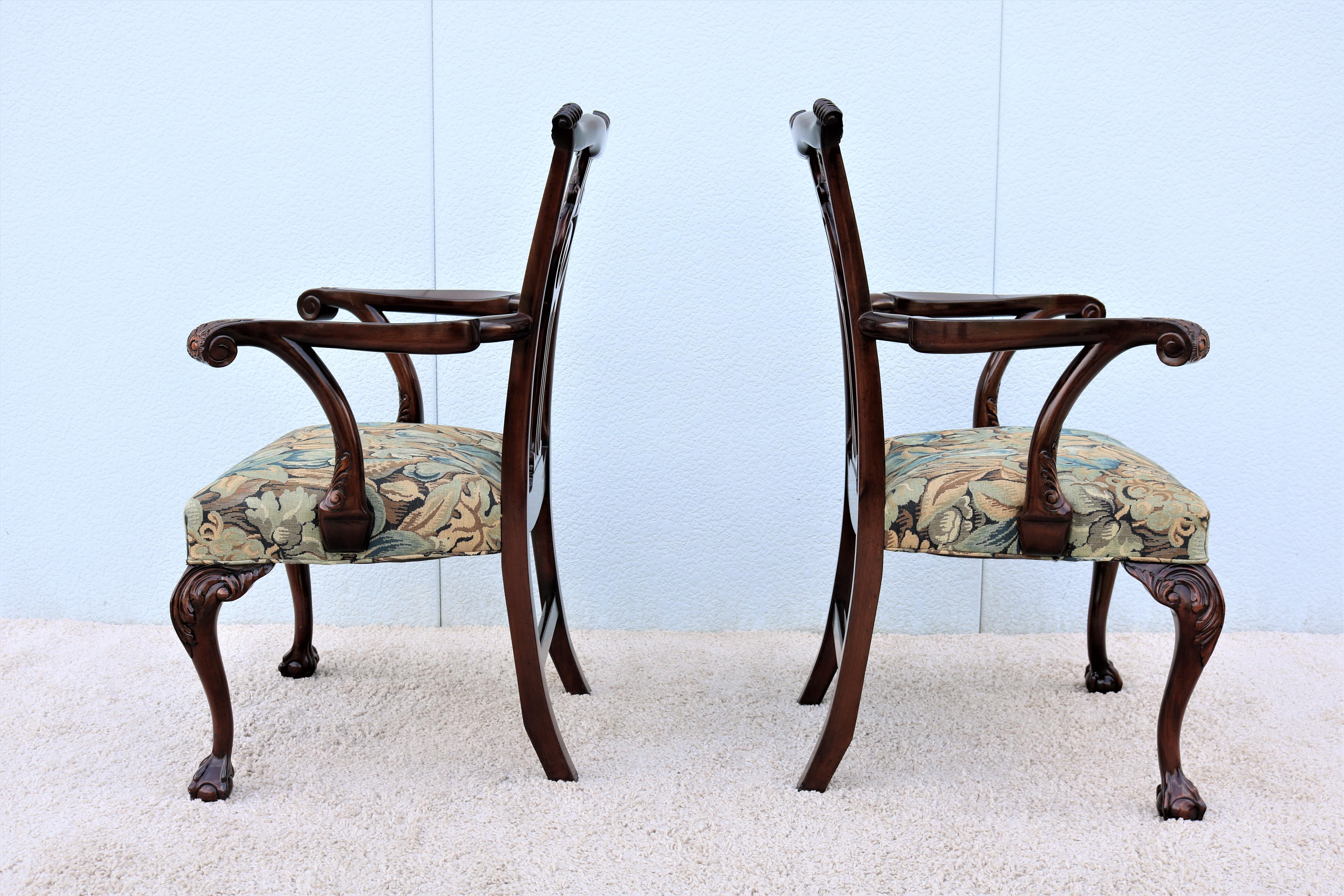 Paire de fauteuils traditionnels vintage en noyer de style Chippendale par Smith & Watson en vente 4