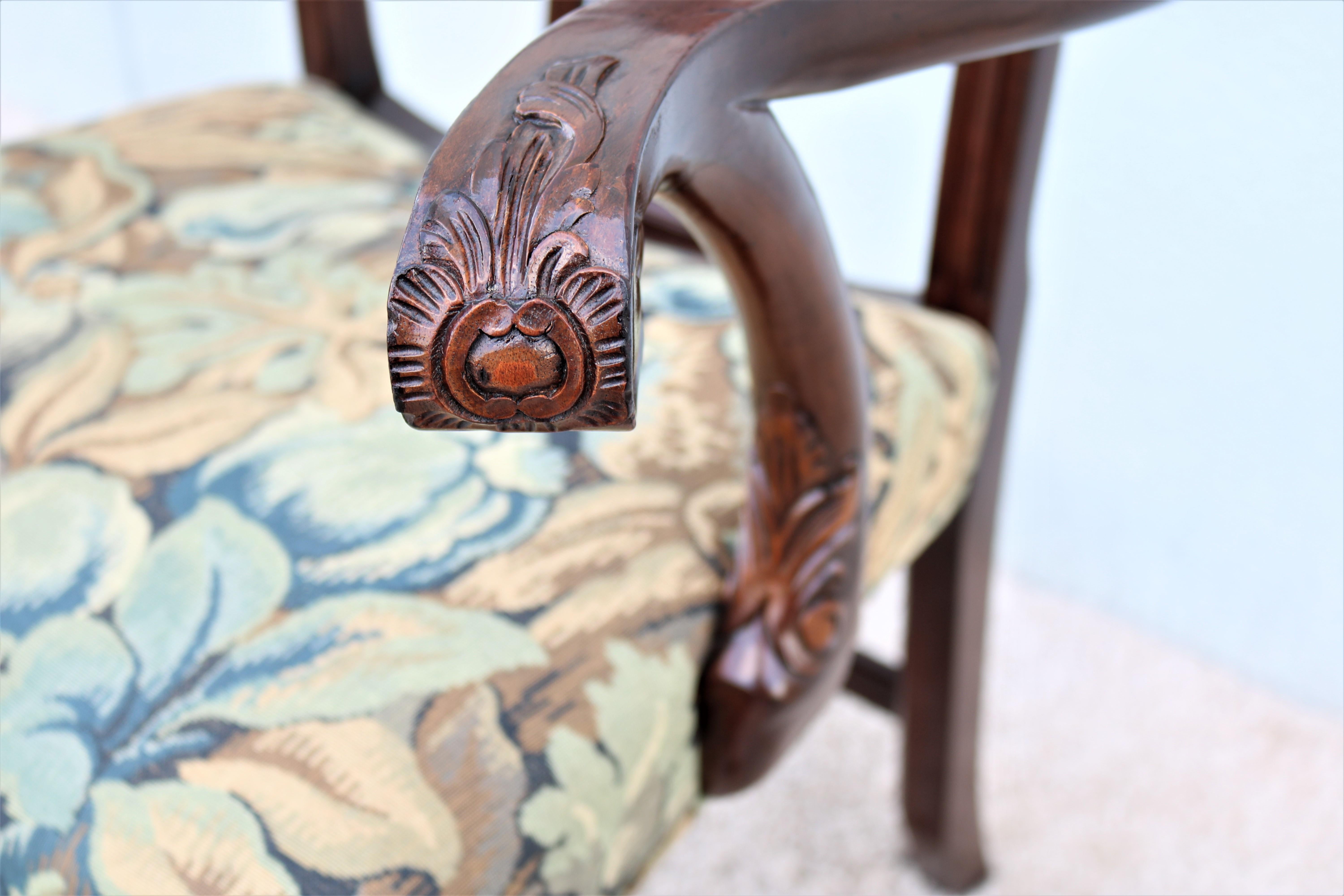 Paire de fauteuils traditionnels vintage en noyer de style Chippendale par Smith & Watson en vente 8