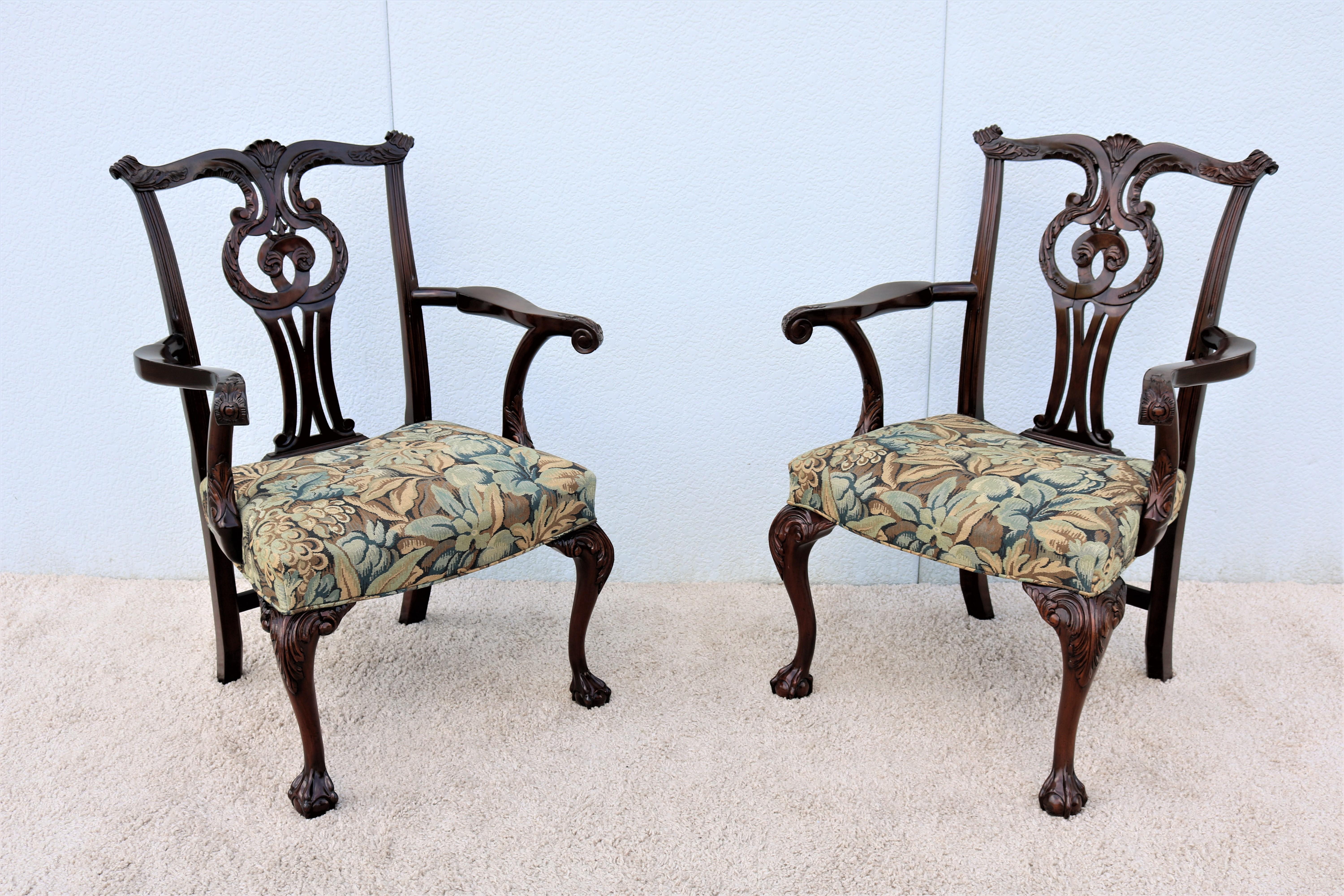 20ième siècle Paire de fauteuils traditionnels vintage en noyer de style Chippendale par Smith & Watson en vente