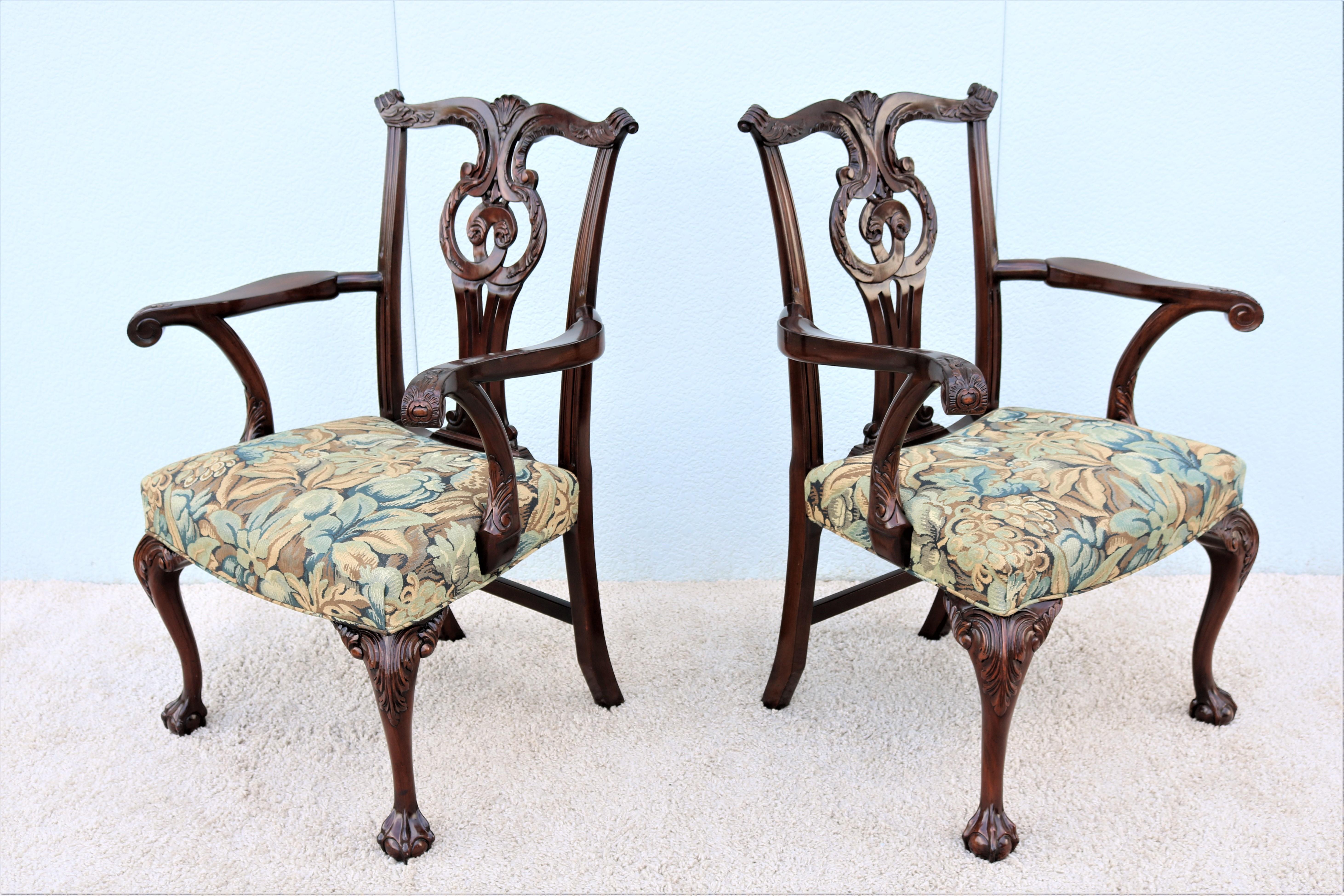Tissu Paire de fauteuils traditionnels vintage en noyer de style Chippendale par Smith & Watson en vente